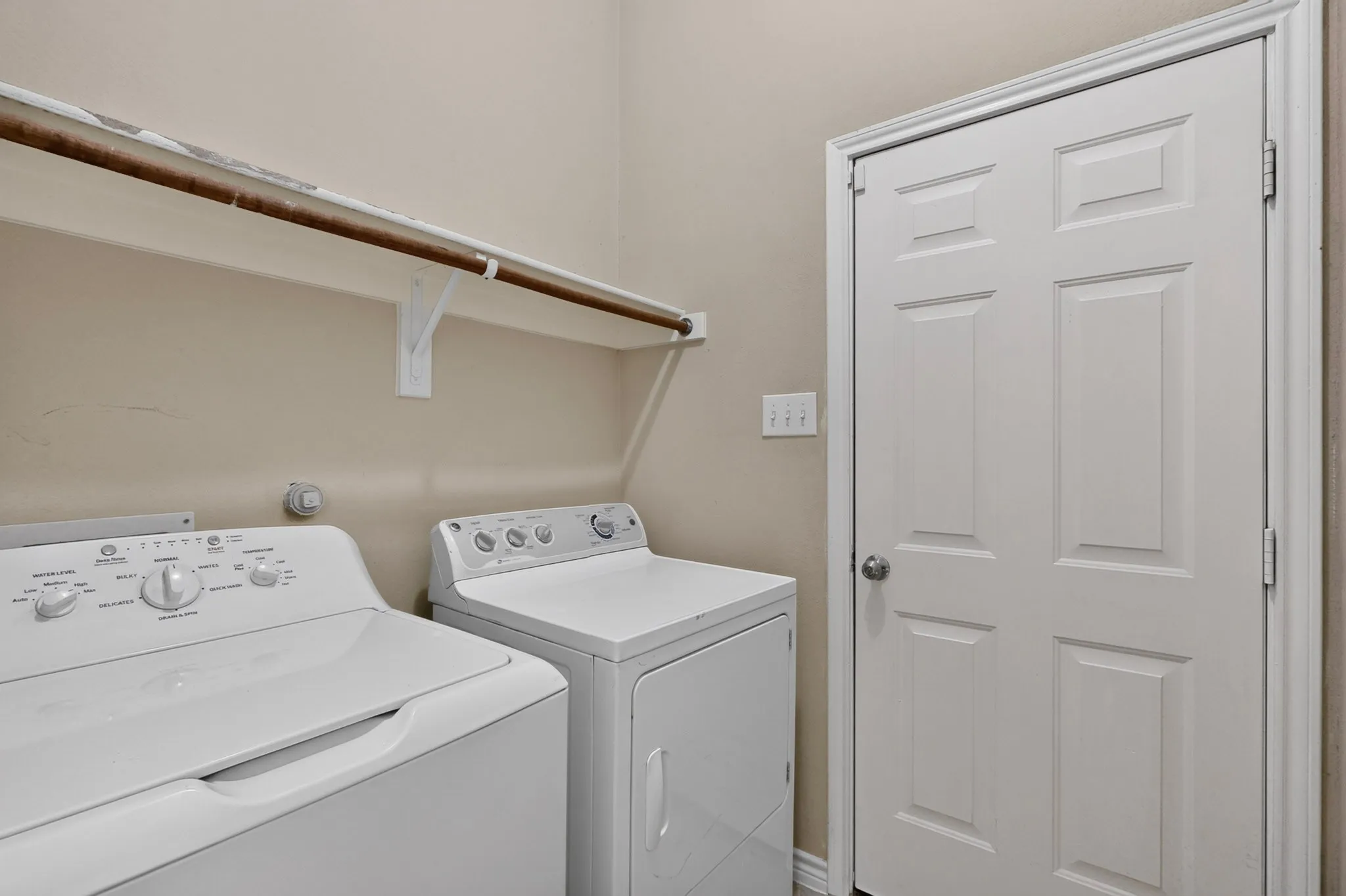 Single Family Residence For Sale in Dallas County , 2201 Trickling Creek Drive, Garland, Texas 75041, 4 Bedroom, 2 Bathroom, 2 Garage spaces, 2,350 Sqft, built in 2007, mls#21319355, Real Estate Agent in Garland, Homes For Sale in Dallas county, Homes For Sale in Garland, Realtor in Garland Texas, Real Estate Brokerage Independent Realty Texas, Luminita Cordes Realtor