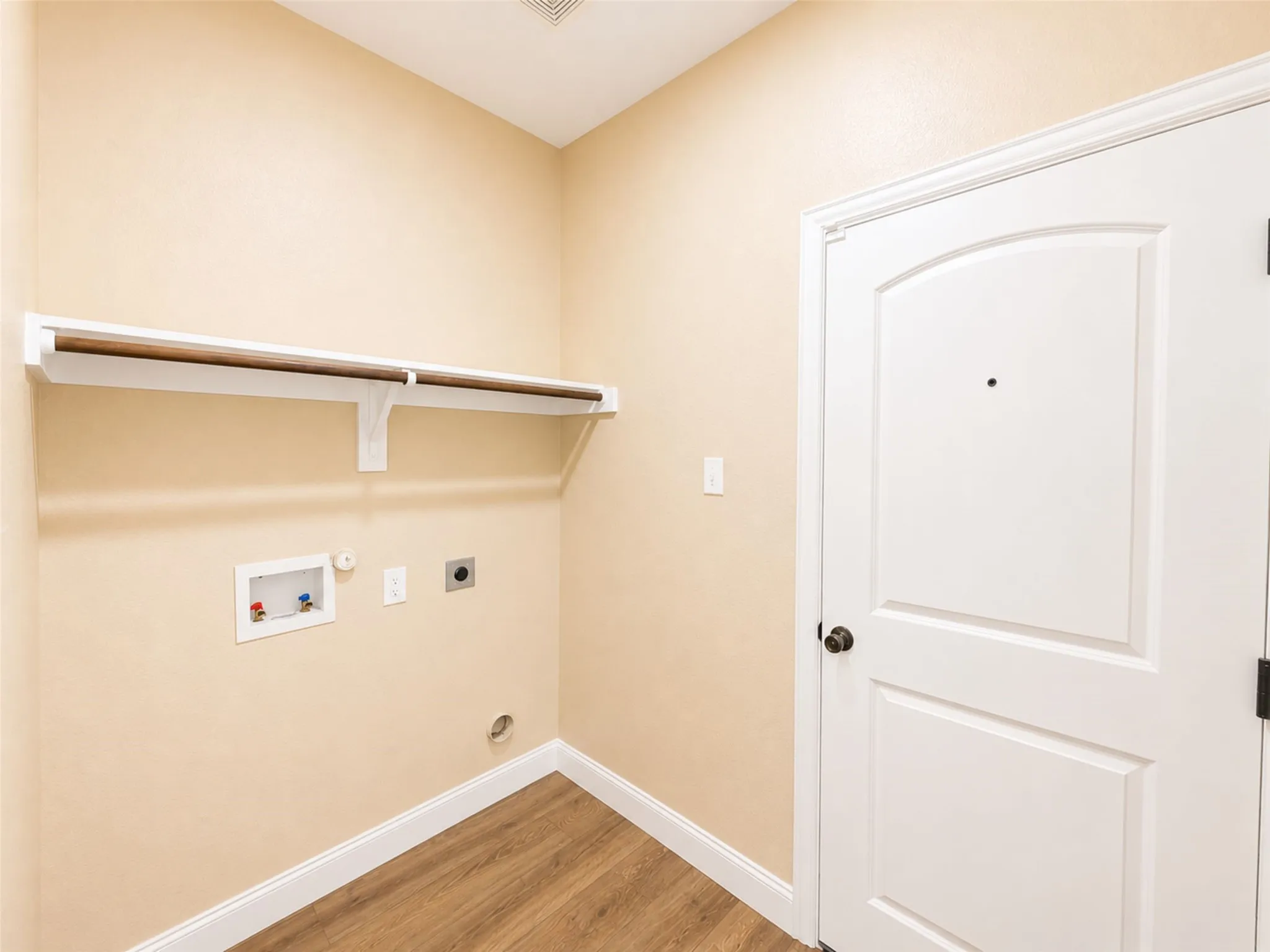 Single Family Residence For Sale in Hunt County , 124 Canales Circle, Greenville, Texas 75401, 3 Bedroom, 2 Bathroom, 1 Garage spaces, 1,419 Sqft, built in 2021, mls#21321581, Real Estate Agent in Greenville, Homes For Sale in Hunt county, Homes For Sale in Greenville, Realtor in Greenville Texas, Real Estate Brokerage Independent Realty Texas, Luminita Cordes Realtor