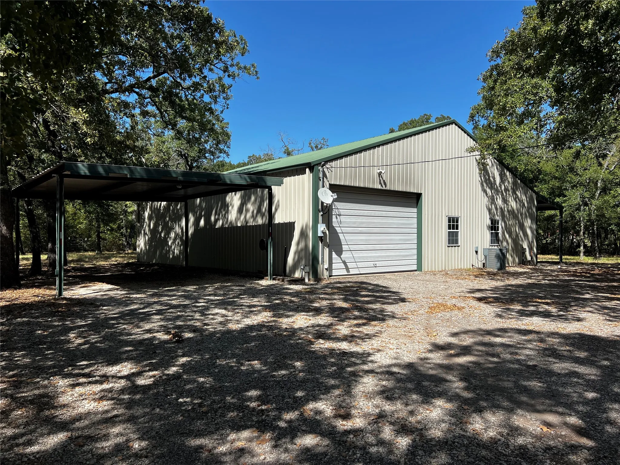 Single Family Residence For Sale in Kaufman County , 6070 County Road 4068, Kemp, Texas 75143, 4 Bedroom, 2 Bathroom, 4 Garage spaces, 1,500 Sqft, built in 2006, Price $380,000, mls#21320953, Real Estate Agent in Kemp, Homes For Sale in Kaufman county, Homes For Sale in Kemp, Realtor in Kemp Texas, Real Estate Brokerage Independent Realty Texas, Luminita Cordes Realtor