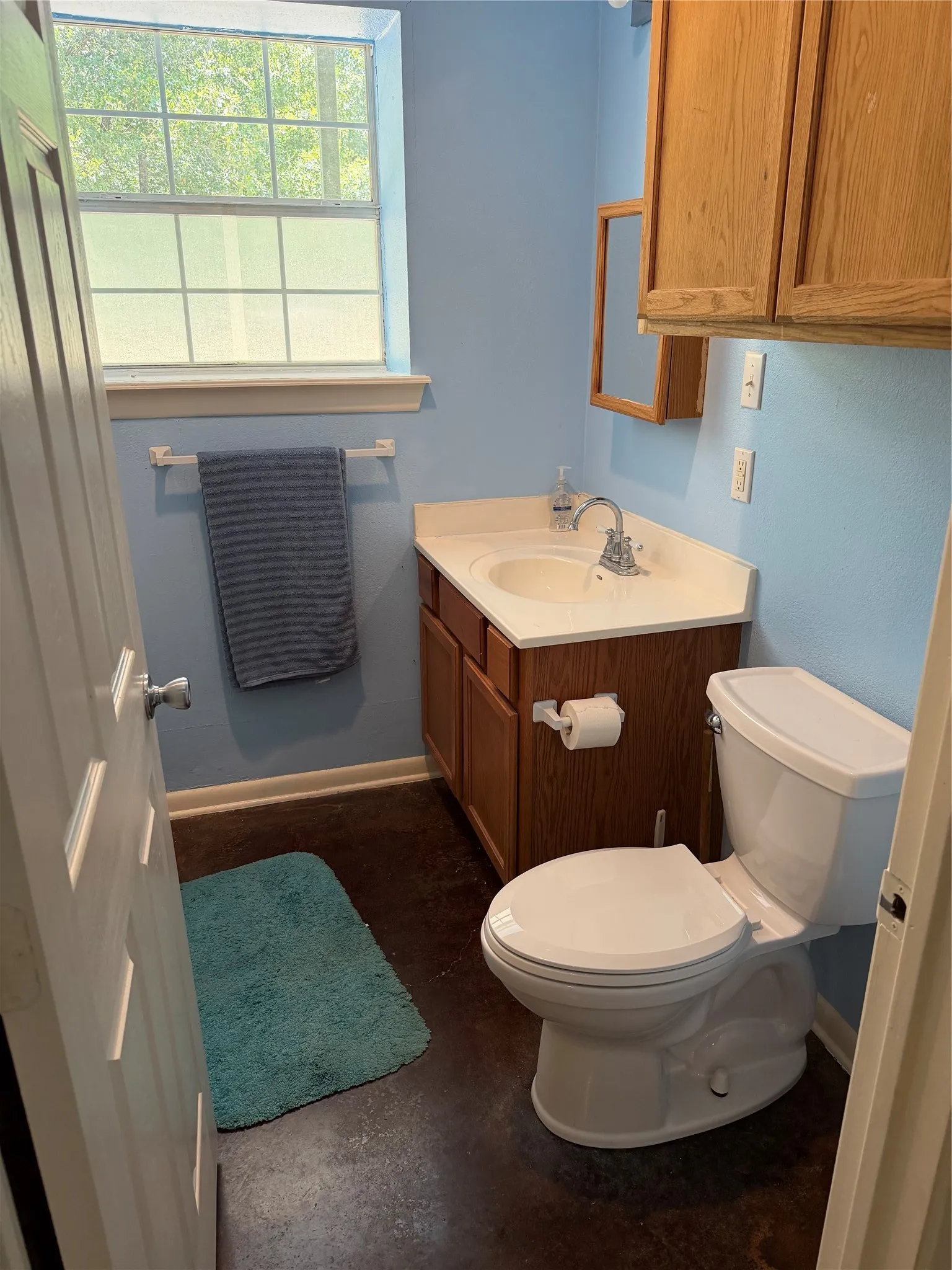 Primay bedroom full size ensuite bathroom
