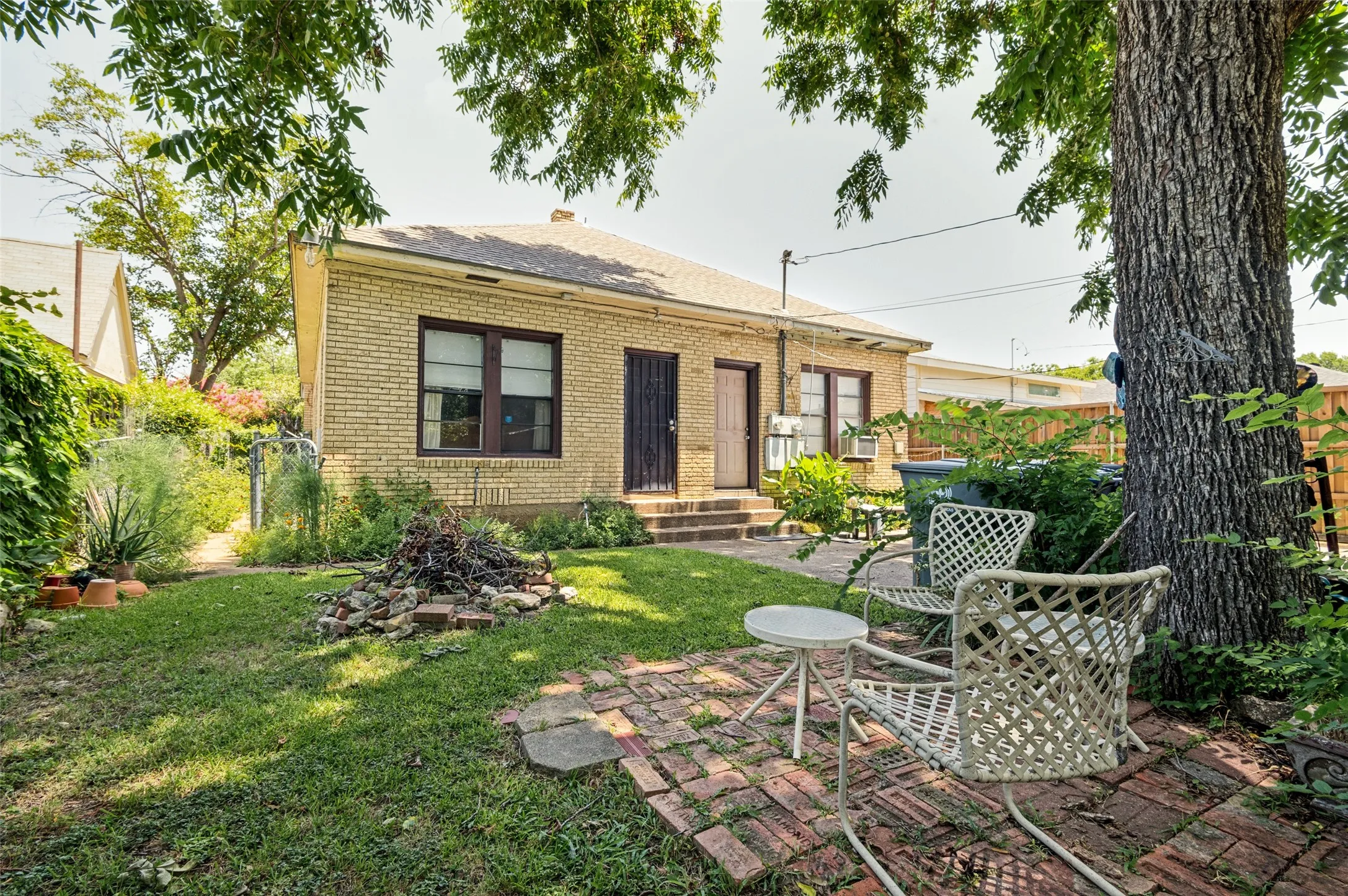 Duplex For Sale in Dallas County , 2542 Gladstone Drive, Dallas, Texas 75211, 2 Bedroom, 2 Bathroom, Garage spaces, 0 Sqft, built in 1920, mls#21319088, Real Estate Agent in Dallas, Homes For Sale in Dallas county, Homes For Sale in Dallas, Realtor in Dallas Texas, Real Estate Brokerage Independent Realty Texas, Luminita Cordes Realtor