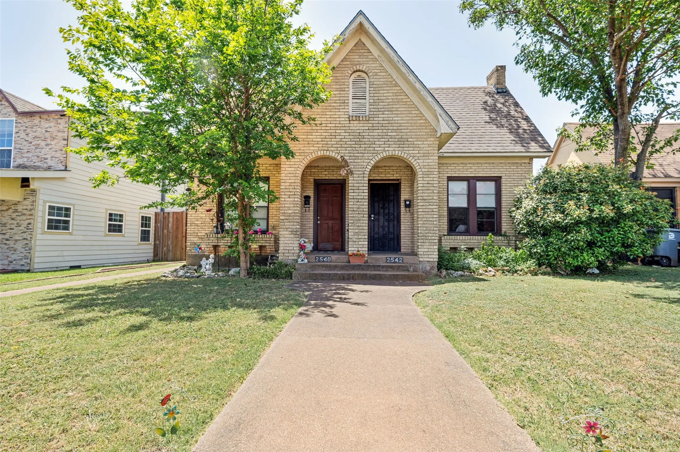 Duplex For Sale in Dallas County , 2542 Gladstone Drive, Dallas, Texas 75211, 2 Bedroom, 2 Bathroom, Garage spaces, 0 Sqft, built in 1920, mls#21319088, Real Estate Agent in Dallas, Homes For Sale in Dallas county, Homes For Sale in Dallas, Realtor in Dallas Texas, Real Estate Brokerage Independent Realty Texas, Luminita Cordes Realtor