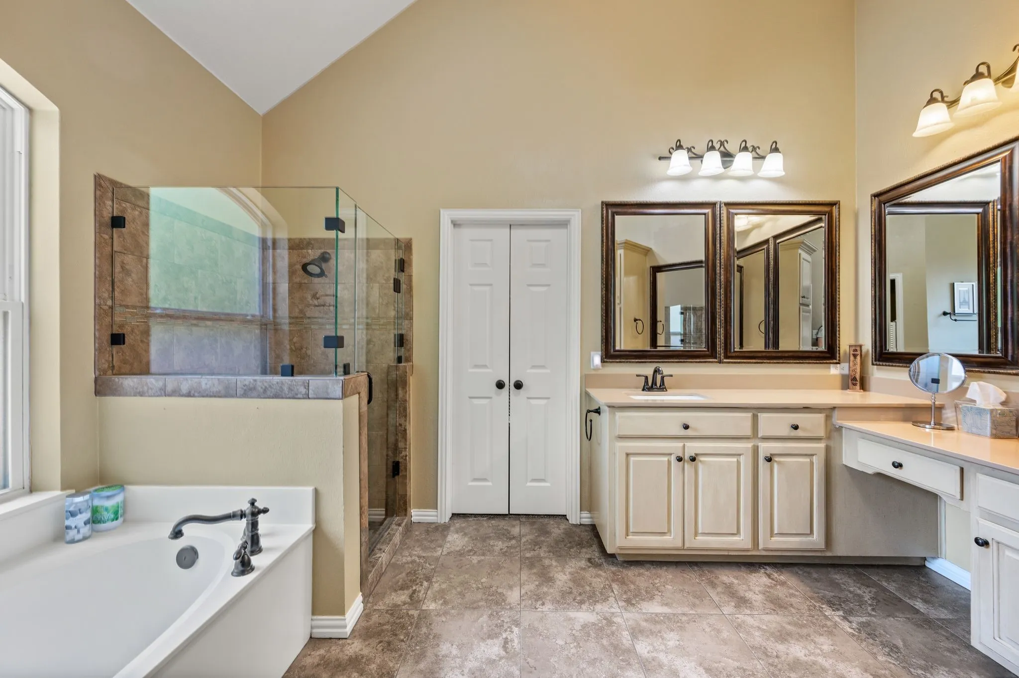 Single Family Residence For Sale in Tarrant County , 3409 Moneta Court, Arlington, Texas 76001, 4 Bedroom, 3 Bathroom, 3 Garage spaces, 3,138 Sqft, built in 1997, mls#21311910, Real Estate Agent in Arlington, Homes For Sale in Tarrant county, Homes For Sale in Arlington, Realtor in Arlington Texas, Real Estate Brokerage Independent Realty Texas, Luminita Cordes Realtor