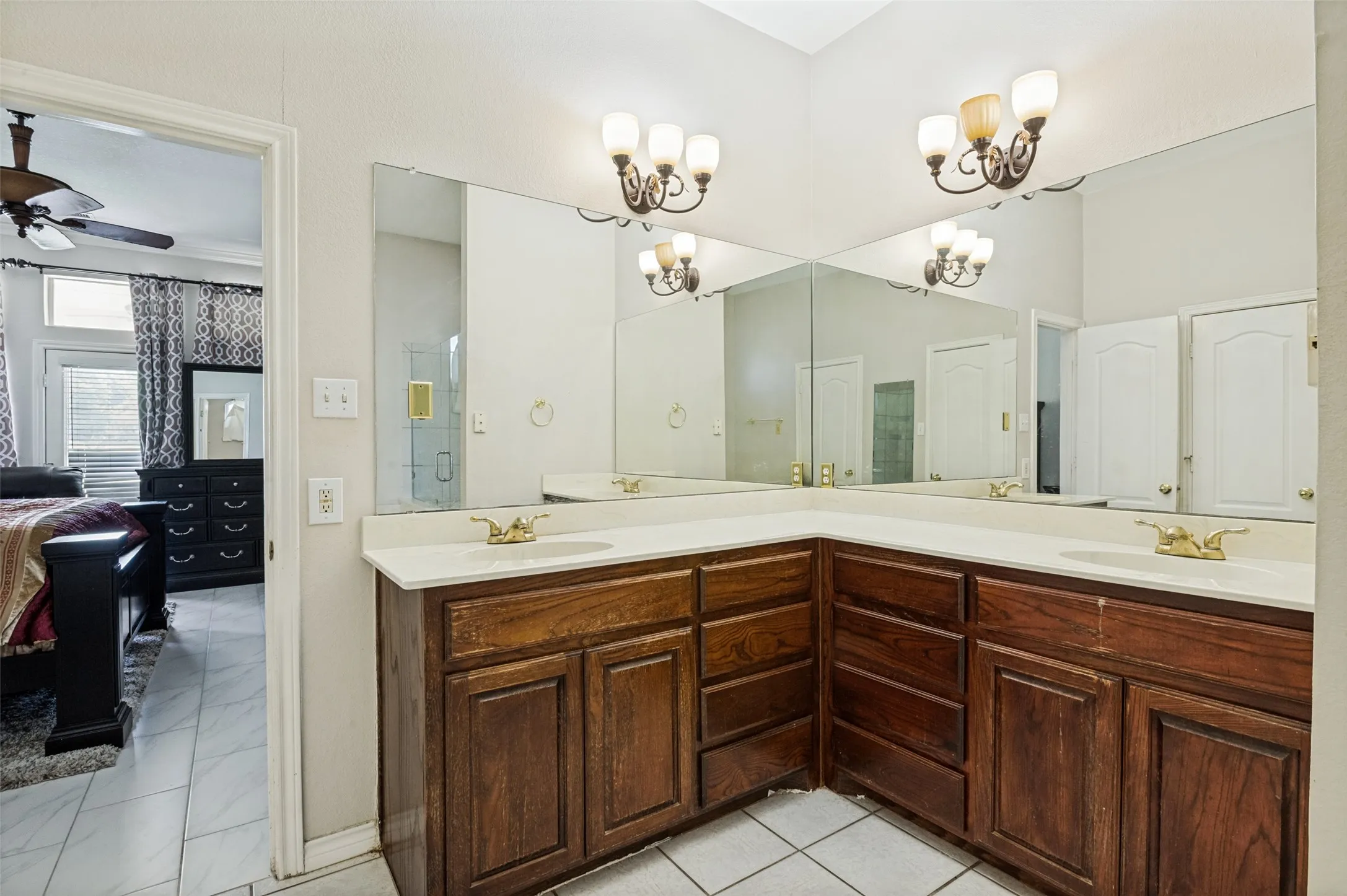 Single Family Residence For Sale in Dallas County , 2828 S Lakeview Drive, Cedar Hill, Texas 75104, 4 Bedroom, 4 Bathroom, 2 Garage spaces, 2,554 Sqft, built in 2001, mls#21321639, Real Estate Agent in Cedar Hill, Homes For Sale in Dallas county, Homes For Sale in Cedar Hill, Realtor in Cedar Hill Texas, Real Estate Brokerage Independent Realty Texas, Luminita Cordes Realtor