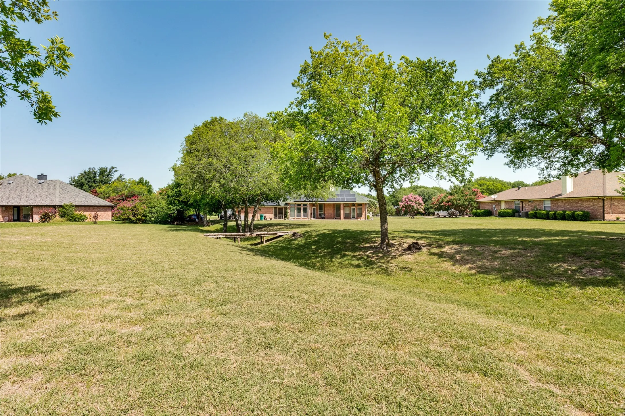 Single Family Residence For Sale in Dallas County , 2828 S Lakeview Drive, Cedar Hill, Texas 75104, 4 Bedroom, 4 Bathroom, 2 Garage spaces, 2,554 Sqft, built in 2001, mls#21321639, Real Estate Agent in Cedar Hill, Homes For Sale in Dallas county, Homes For Sale in Cedar Hill, Realtor in Cedar Hill Texas, Real Estate Brokerage Independent Realty Texas, Luminita Cordes Realtor