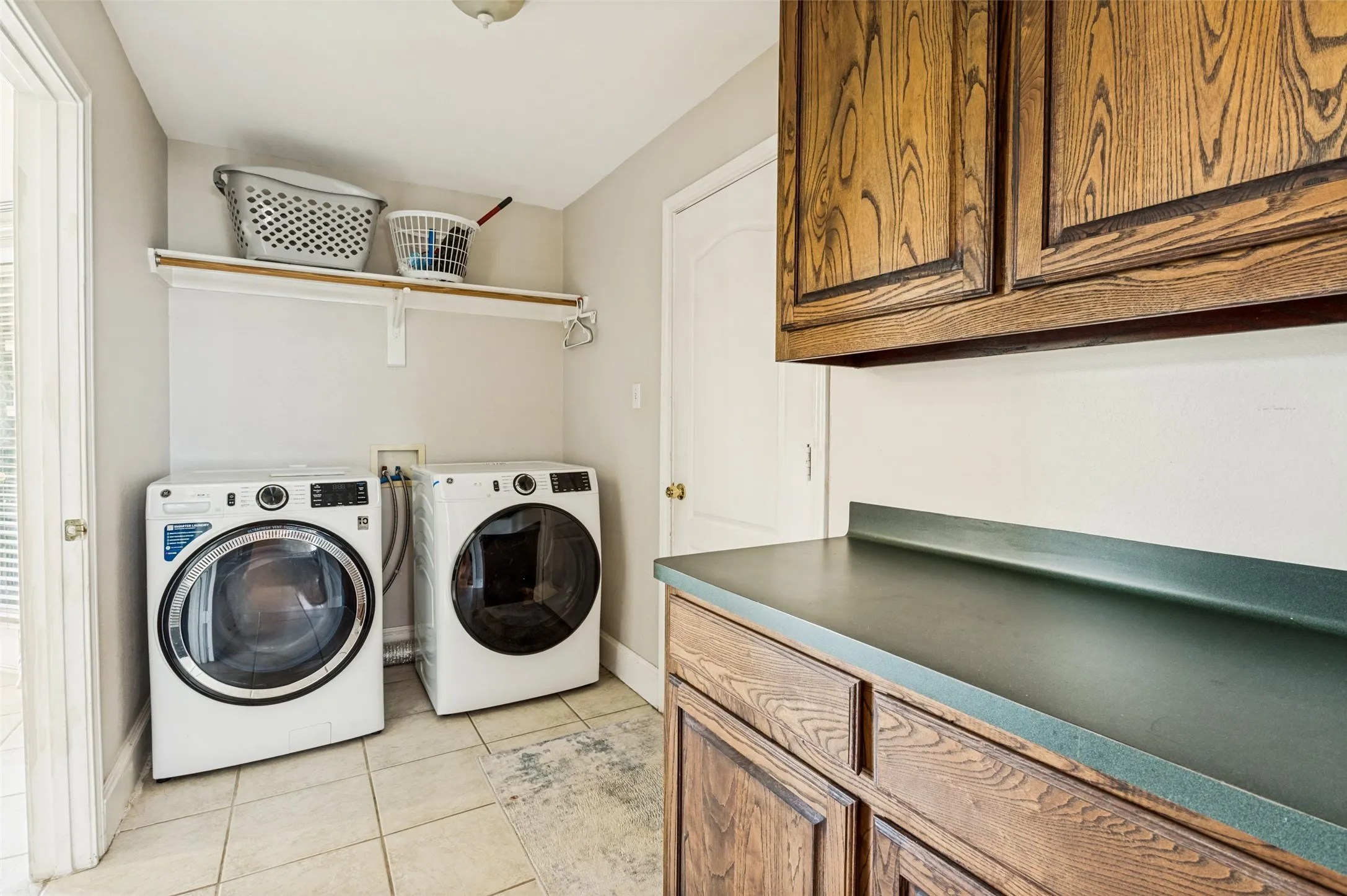 Single Family Residence For Sale in Dallas County , 2828 S Lakeview Drive, Cedar Hill, Texas 75104, 4 Bedroom, 4 Bathroom, 2 Garage spaces, 2,554 Sqft, built in 2001, mls#21321639, Real Estate Agent in Cedar Hill, Homes For Sale in Dallas county, Homes For Sale in Cedar Hill, Realtor in Cedar Hill Texas, Real Estate Brokerage Independent Realty Texas, Luminita Cordes Realtor