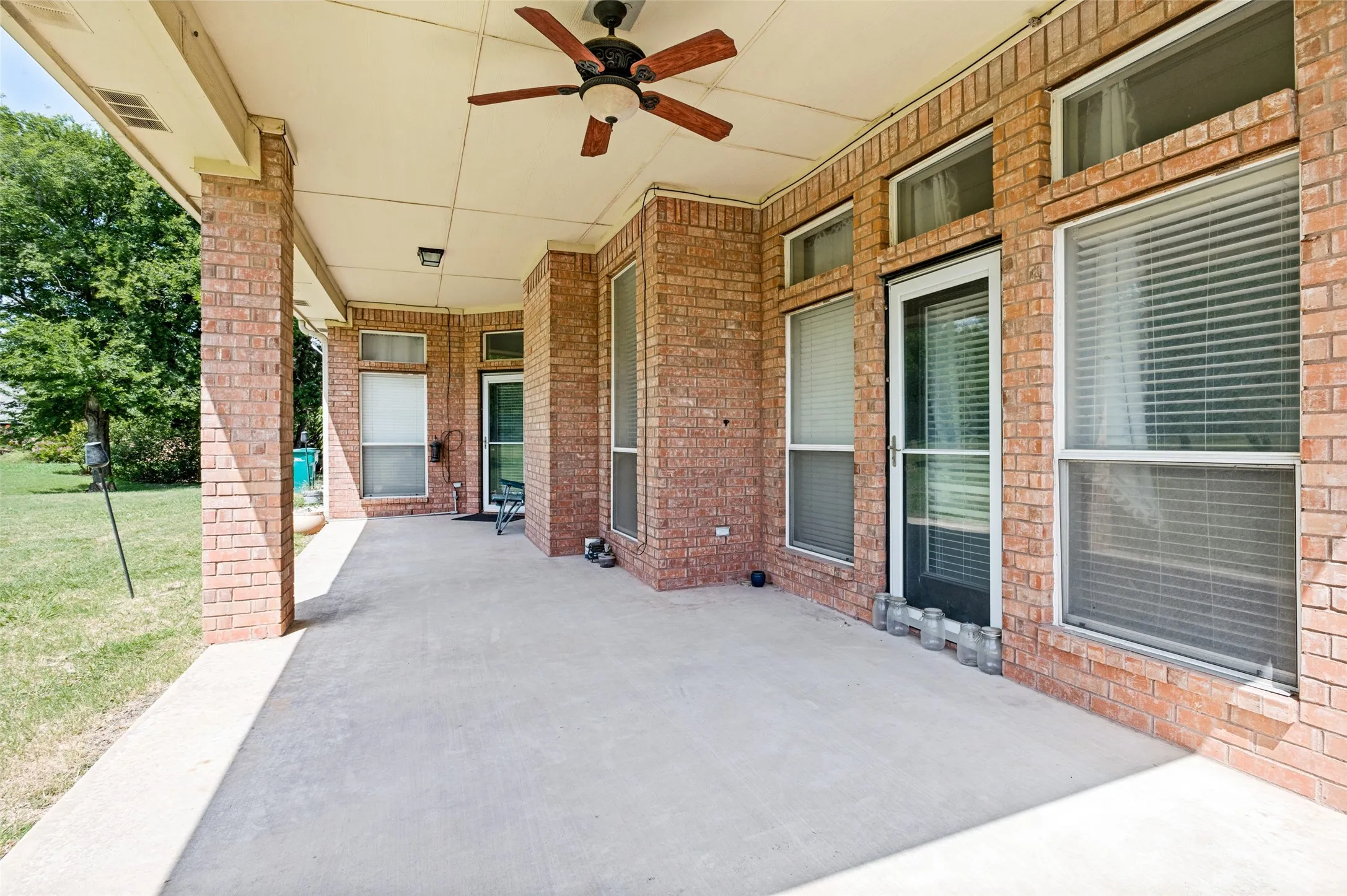Single Family Residence For Sale in Dallas County , 2828 S Lakeview Drive, Cedar Hill, Texas 75104, 4 Bedroom, 4 Bathroom, 2 Garage spaces, 2,554 Sqft, built in 2001, mls#21321639, Real Estate Agent in Cedar Hill, Homes For Sale in Dallas county, Homes For Sale in Cedar Hill, Realtor in Cedar Hill Texas, Real Estate Brokerage Independent Realty Texas, Luminita Cordes Realtor