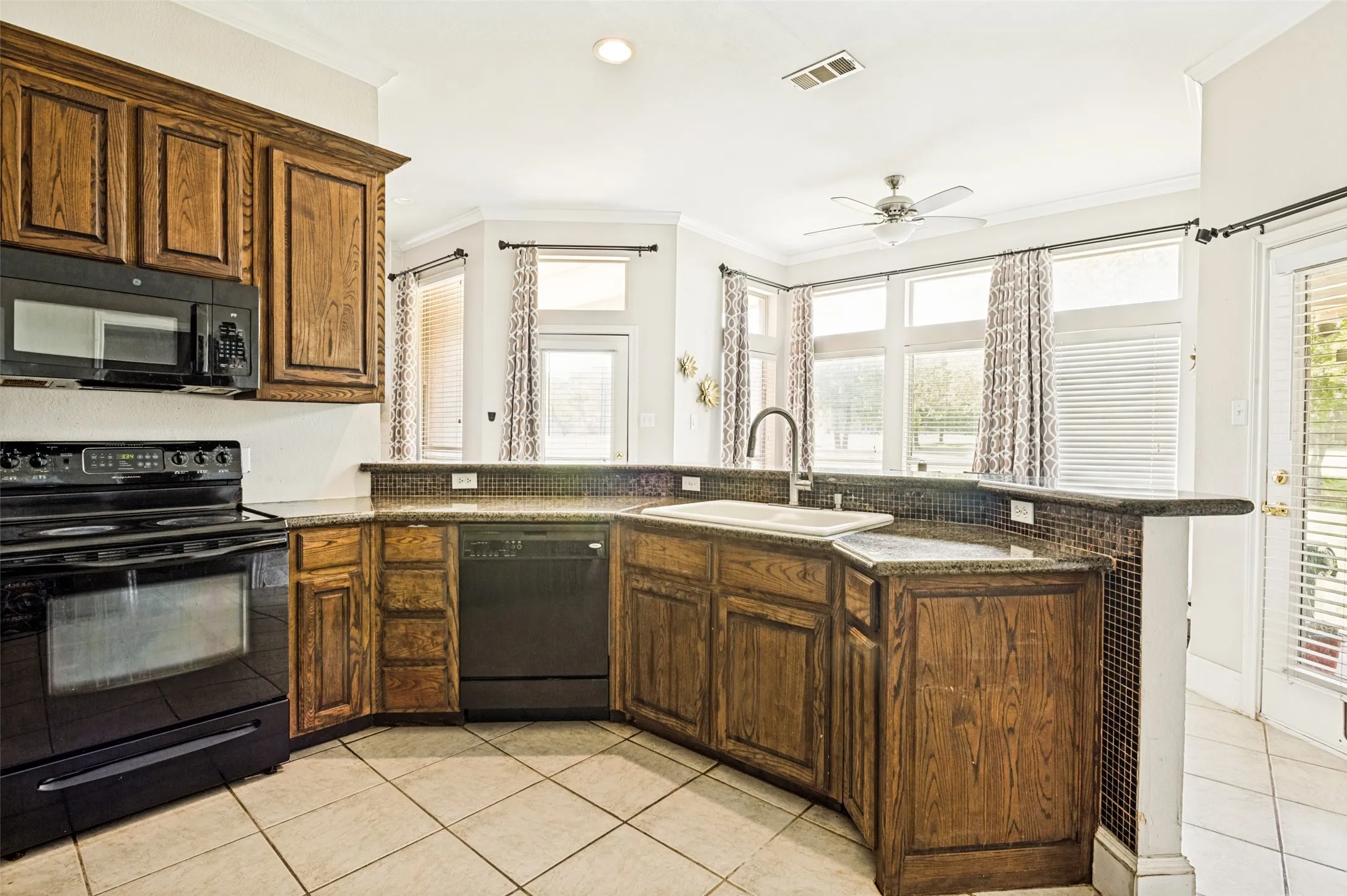 Single Family Residence For Sale in Dallas County , 2828 S Lakeview Drive, Cedar Hill, Texas 75104, 4 Bedroom, 4 Bathroom, 2 Garage spaces, 2,554 Sqft, built in 2001, mls#21321639, Real Estate Agent in Cedar Hill, Homes For Sale in Dallas county, Homes For Sale in Cedar Hill, Realtor in Cedar Hill Texas, Real Estate Brokerage Independent Realty Texas, Luminita Cordes Realtor