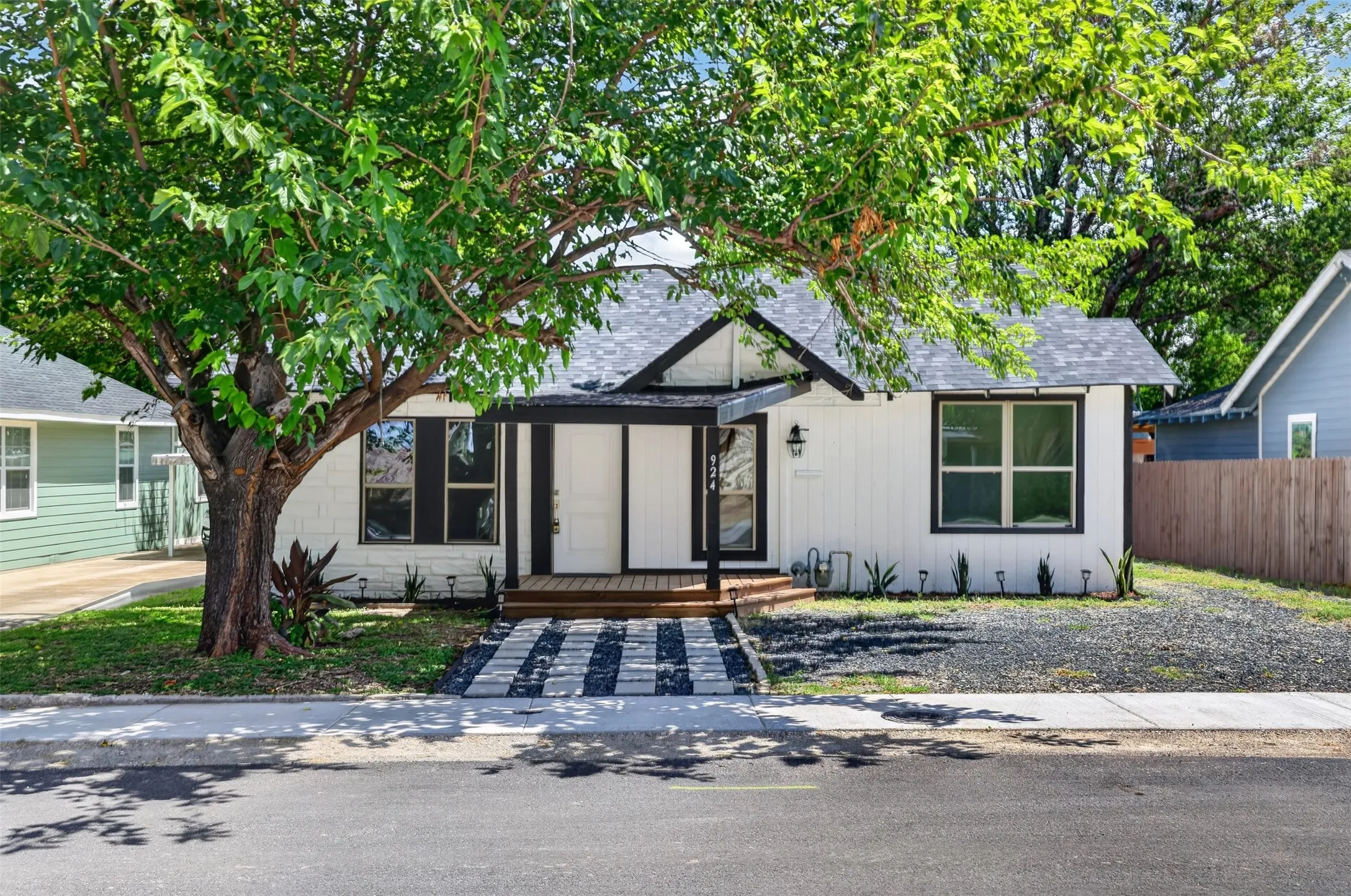 Single Family Residence For Sale in Dallas County , 924 Nolte Drive, Dallas, Texas 75208, 3 Bedrooms, 2 Bathrooms, Garage spaces, 1,270 Sqft, built in 1924, Price $339,000, mls#21321646, Real Estate Agent in Dallas, Homes For Sale in Dallas county, Homes For Sale in Dallas, Realtor in Dallas Texas, Real Estate Brokerage Independent Realty Texas, Luminita Cordes Realtor
