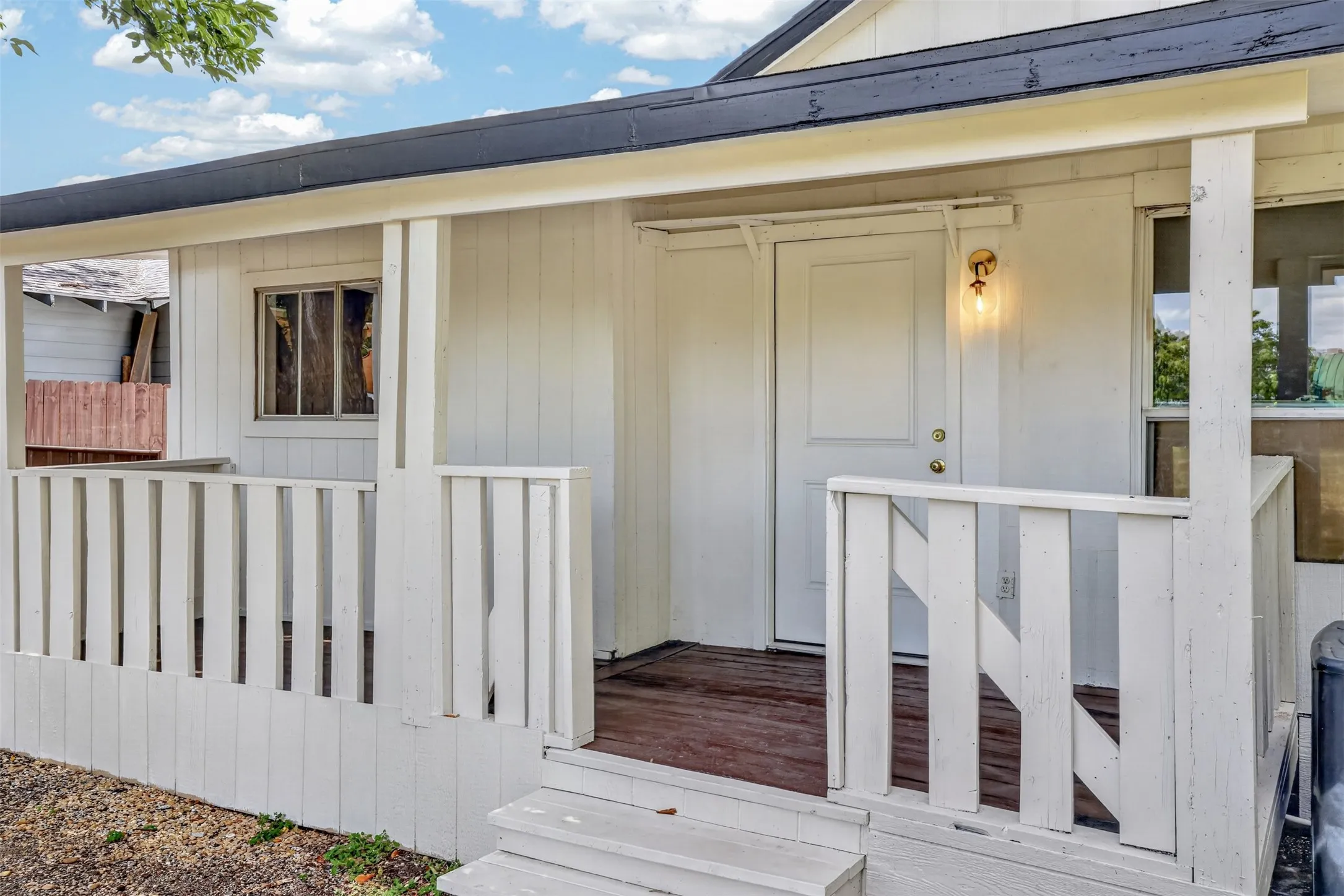 Single Family Residence For Sale in Dallas County , 924 Nolte Drive, Dallas, Texas 75208, 3 Bedrooms, 2 Bathrooms, Garage spaces, 1,270 Sqft, built in 1924, Price $339,000, mls#21321646, Real Estate Agent in Dallas, Homes For Sale in Dallas county, Homes For Sale in Dallas, Realtor in Dallas Texas, Real Estate Brokerage Independent Realty Texas, Luminita Cordes Realtor