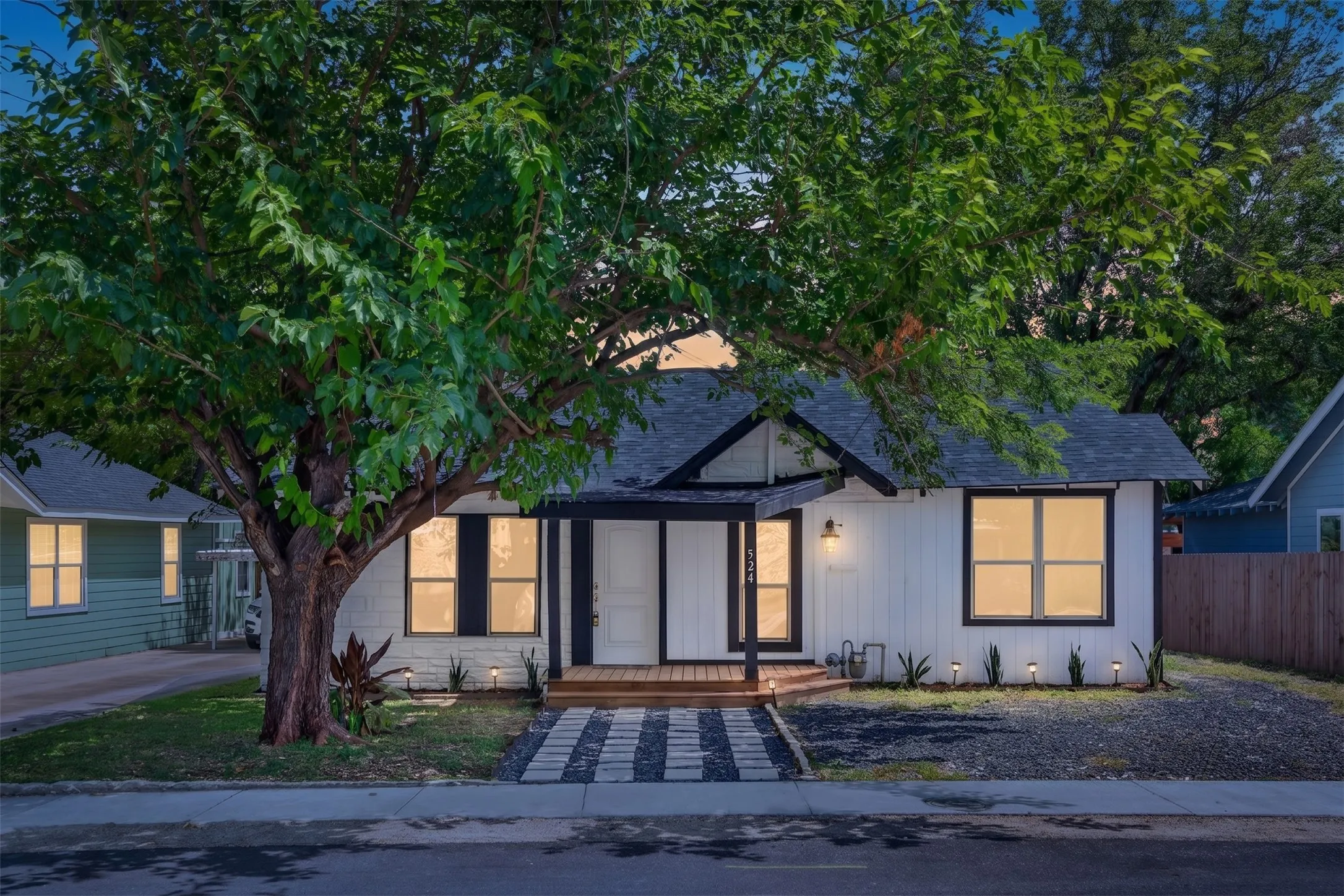 Single Family Residence For Sale in Dallas County , 924 Nolte Drive, Dallas, Texas 75208, 3 Bedrooms, 2 Bathrooms, Garage spaces, 1,270 Sqft, built in 1924, Price $339,000, mls#21321646, Real Estate Agent in Dallas, Homes For Sale in Dallas county, Homes For Sale in Dallas, Realtor in Dallas Texas, Real Estate Brokerage Independent Realty Texas, Luminita Cordes Realtor