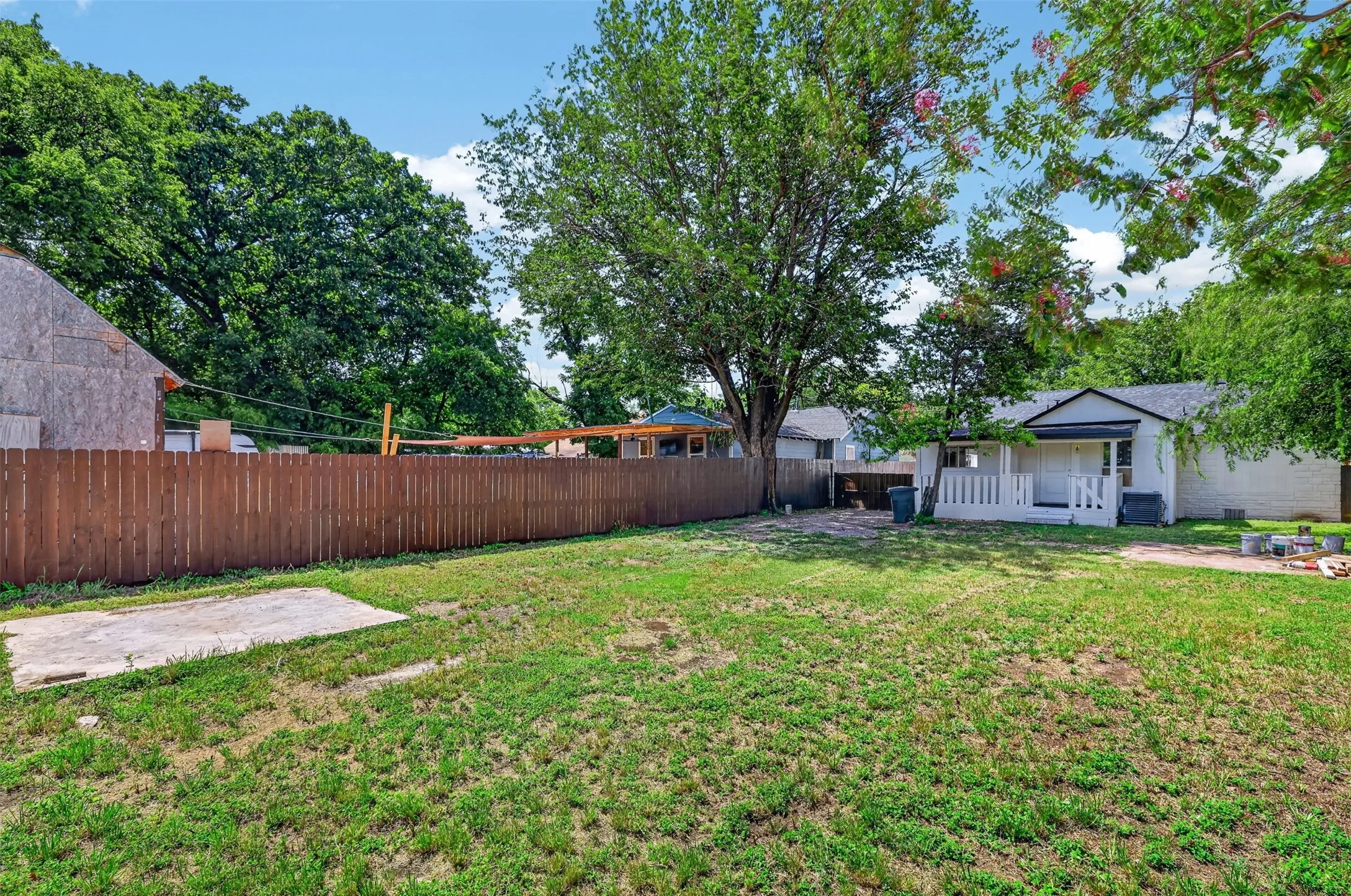 Single Family Residence For Sale in Dallas County , 924 Nolte Drive, Dallas, Texas 75208, 3 Bedrooms, 2 Bathrooms, Garage spaces, 1,270 Sqft, built in 1924, Price $339,000, mls#21321646, Real Estate Agent in Dallas, Homes For Sale in Dallas county, Homes For Sale in Dallas, Realtor in Dallas Texas, Real Estate Brokerage Independent Realty Texas, Luminita Cordes Realtor