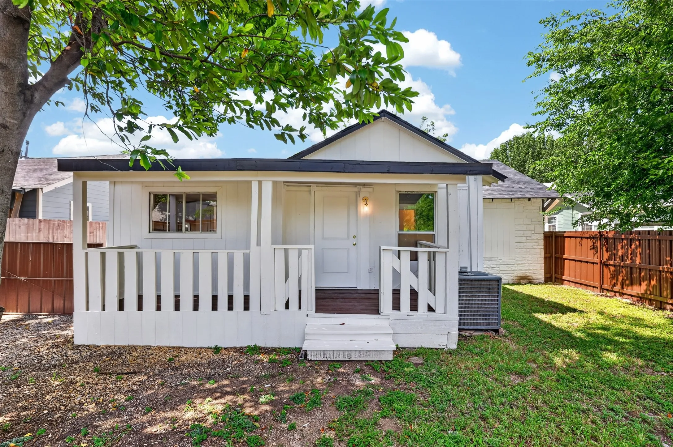 Single Family Residence For Sale in Dallas County , 924 Nolte Drive, Dallas, Texas 75208, 3 Bedrooms, 2 Bathrooms, Garage spaces, 1,270 Sqft, built in 1924, Price $339,000, mls#21321646, Real Estate Agent in Dallas, Homes For Sale in Dallas county, Homes For Sale in Dallas, Realtor in Dallas Texas, Real Estate Brokerage Independent Realty Texas, Luminita Cordes Realtor