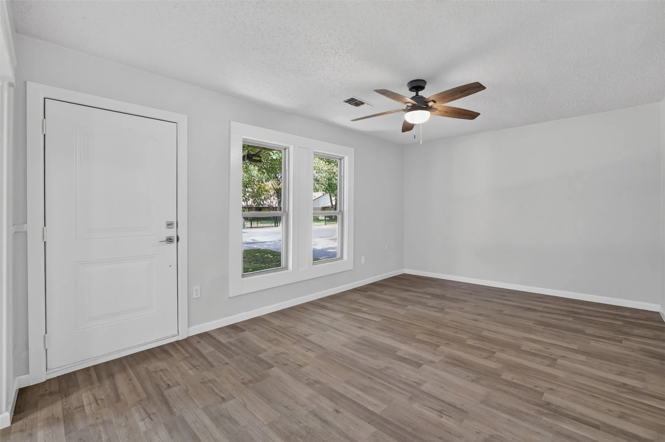 Single Family Residence For Sale in Dallas County , 924 Nolte Drive, Dallas, Texas 75208, 3 Bedrooms, 2 Bathrooms, Garage spaces, 1,270 Sqft, built in 1924, Price $339,000, mls#21321646, Real Estate Agent in Dallas, Homes For Sale in Dallas county, Homes For Sale in Dallas, Realtor in Dallas Texas, Real Estate Brokerage Independent Realty Texas, Luminita Cordes Realtor
