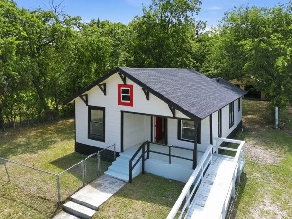 Single Family Residence For Sale in Tarrant County , 910 Loney Street, Fort Worth, Texas 76104, 2 Bedroom, 1 Bathroom, 2 Garage spaces, 860 Sqft, built in 1918, mls#21321629, Real Estate Agent in Fort Worth, Homes For Sale in Tarrant county, Homes For Sale in Fort Worth, Realtor in Fort Worth Texas, Real Estate Brokerage Independent Realty Texas, Luminita Cordes Realtor