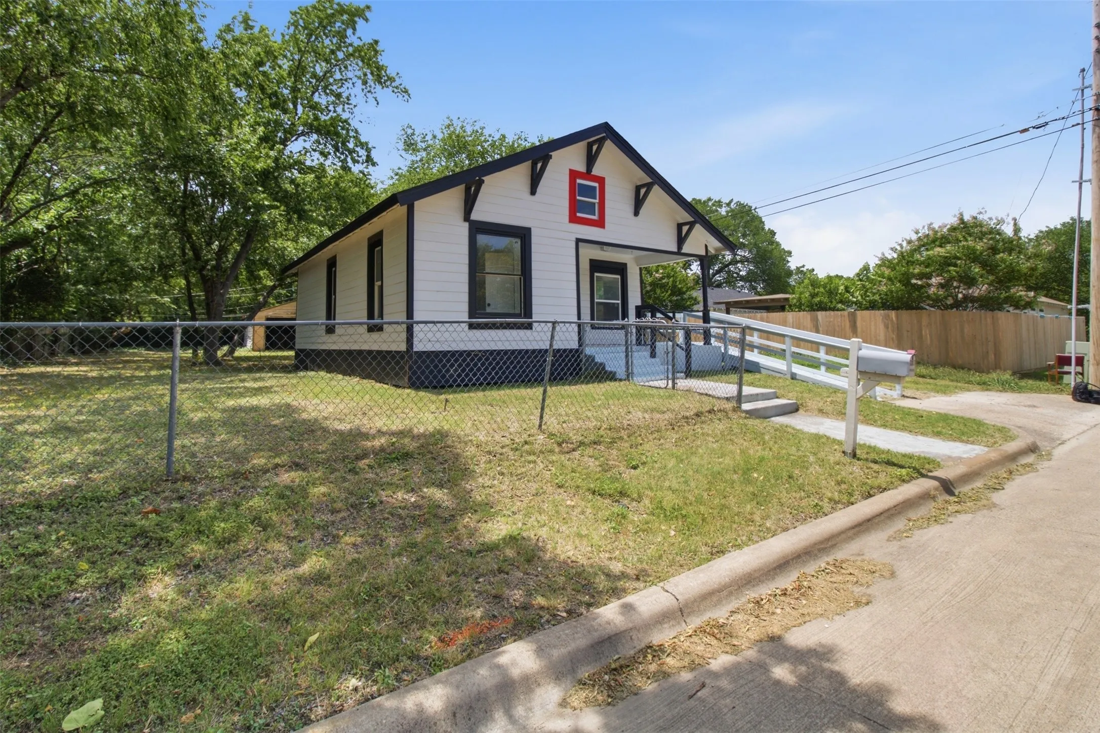 Single Family Residence For Sale in Tarrant County , 910 Loney Street, Fort Worth, Texas 76104, 2 Bedroom, 1 Bathroom, 2 Garage spaces, 860 Sqft, built in 1918, mls#21321629, Real Estate Agent in Fort Worth, Homes For Sale in Tarrant county, Homes For Sale in Fort Worth, Realtor in Fort Worth Texas, Real Estate Brokerage Independent Realty Texas, Luminita Cordes Realtor