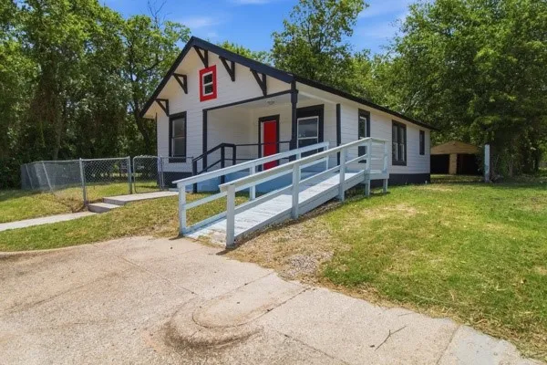 Single Family Residence For Sale in Tarrant County , 910 Loney Street, Fort Worth, Texas 76104, 2 Bedroom, 1 Bathroom, 2 Garage spaces, 860 Sqft, built in 1918, mls#21321629, Real Estate Agent in Fort Worth, Homes For Sale in Tarrant county, Homes For Sale in Fort Worth, Realtor in Fort Worth Texas, Real Estate Brokerage Independent Realty Texas, Luminita Cordes Realtor