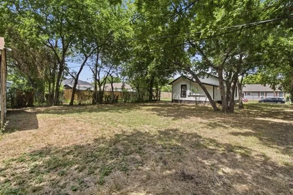Single Family Residence For Sale in Tarrant County , 910 Loney Street, Fort Worth, Texas 76104, 2 Bedroom, 1 Bathroom, 2 Garage spaces, 860 Sqft, built in 1918, mls#21321629, Real Estate Agent in Fort Worth, Homes For Sale in Tarrant county, Homes For Sale in Fort Worth, Realtor in Fort Worth Texas, Real Estate Brokerage Independent Realty Texas, Luminita Cordes Realtor
