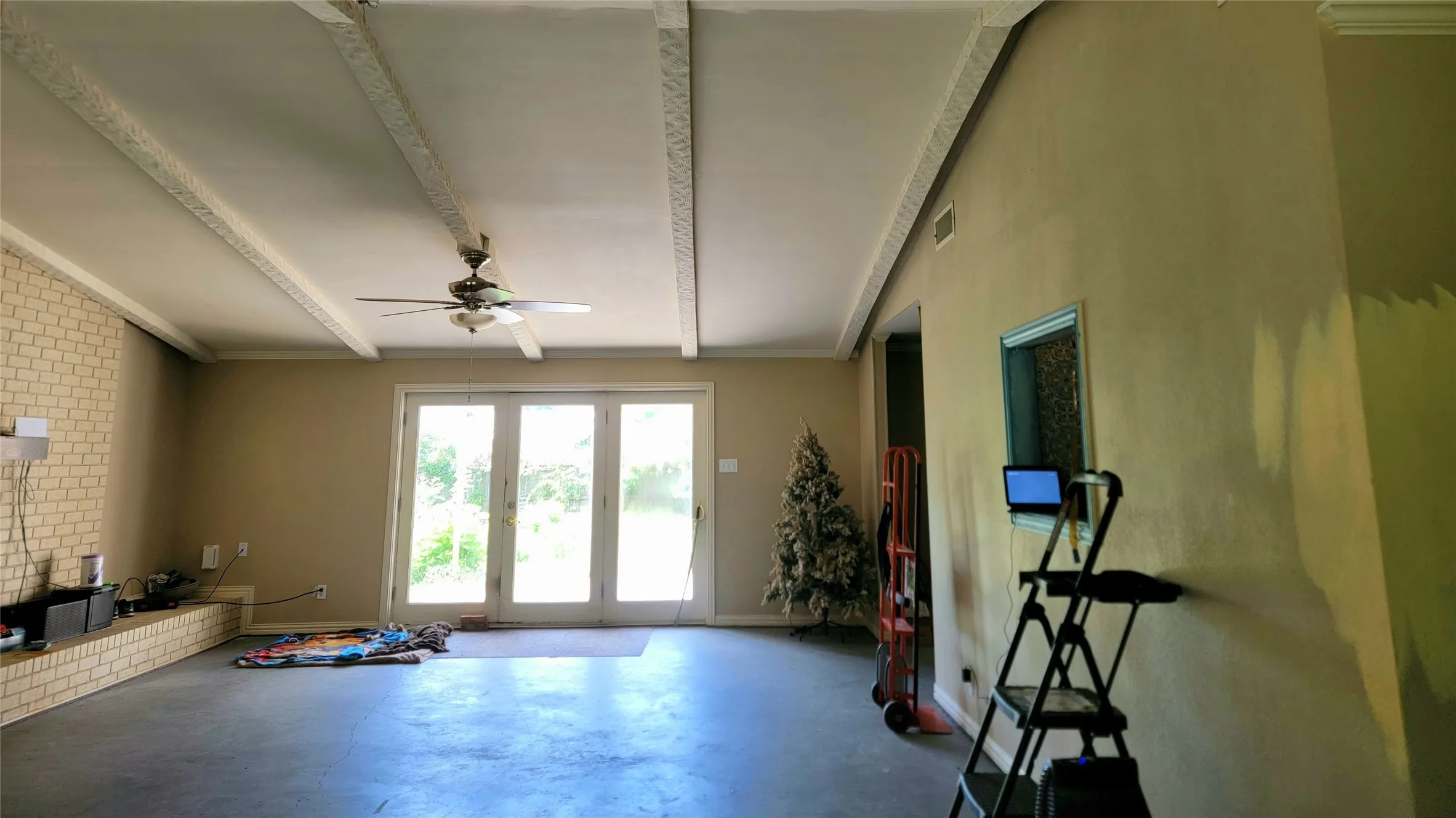 Single Family Residence For Sale in Red River (TX) County , 706 W Fourth, Clarksville, Texas 75426, 3 Bedroom, 2 Bathroom, 2 Garage spaces, 2,520 Sqft, built in 1968, mls#21321537, Real Estate Agent in Clarksville, Homes For Sale in Red River (TX) county, Homes For Sale in Clarksville, Realtor in Clarksville Texas, Real Estate Brokerage Independent Realty Texas, Luminita Cordes Realtor