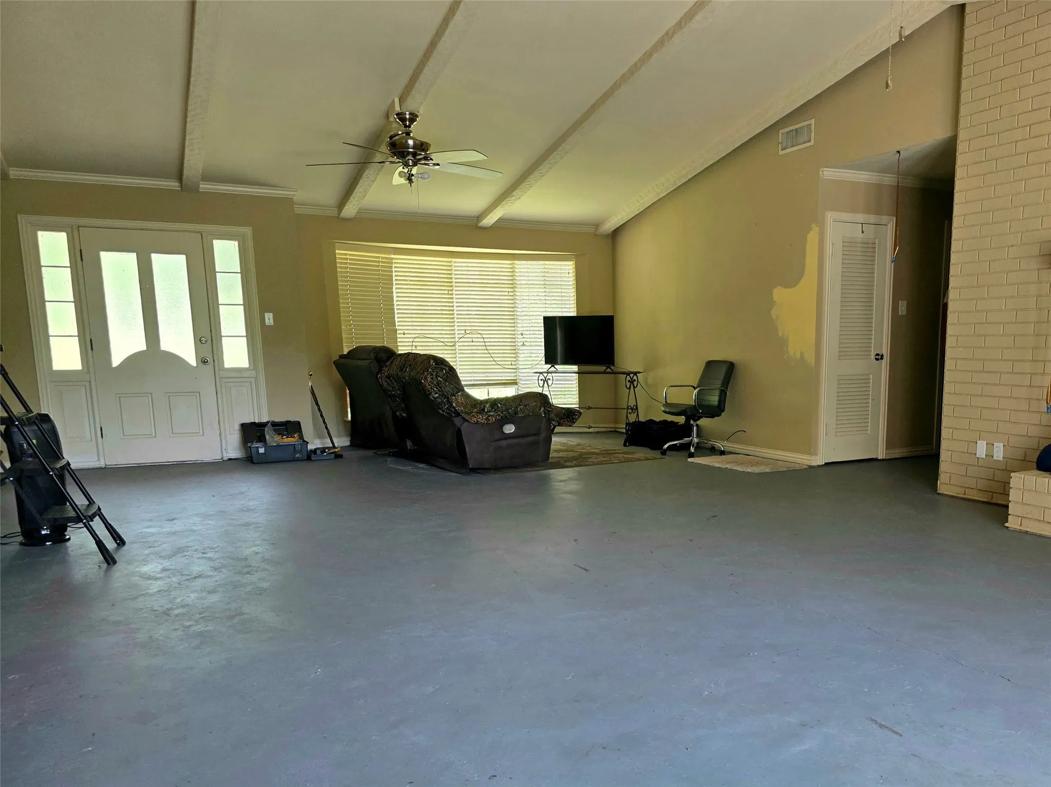 Single Family Residence For Sale in Red River (TX) County , 706 W Fourth, Clarksville, Texas 75426, 3 Bedroom, 2 Bathroom, 2 Garage spaces, 2,520 Sqft, built in 1968, mls#21321537, Real Estate Agent in Clarksville, Homes For Sale in Red River (TX) county, Homes For Sale in Clarksville, Realtor in Clarksville Texas, Real Estate Brokerage Independent Realty Texas, Luminita Cordes Realtor