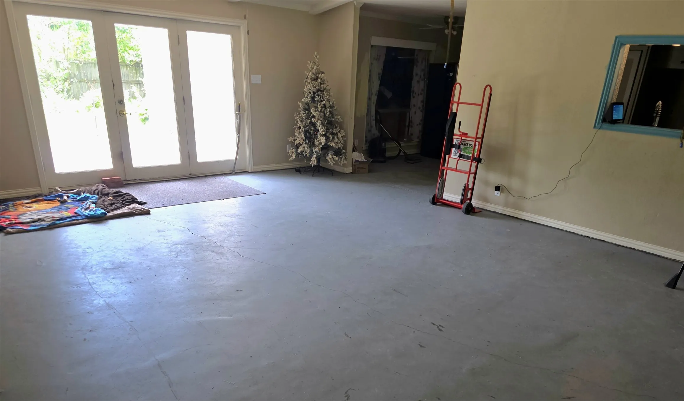 Single Family Residence For Sale in Red River (TX) County , 706 W Fourth, Clarksville, Texas 75426, 3 Bedroom, 2 Bathroom, 2 Garage spaces, 2,520 Sqft, built in 1968, mls#21321537, Real Estate Agent in Clarksville, Homes For Sale in Red River (TX) county, Homes For Sale in Clarksville, Realtor in Clarksville Texas, Real Estate Brokerage Independent Realty Texas, Luminita Cordes Realtor