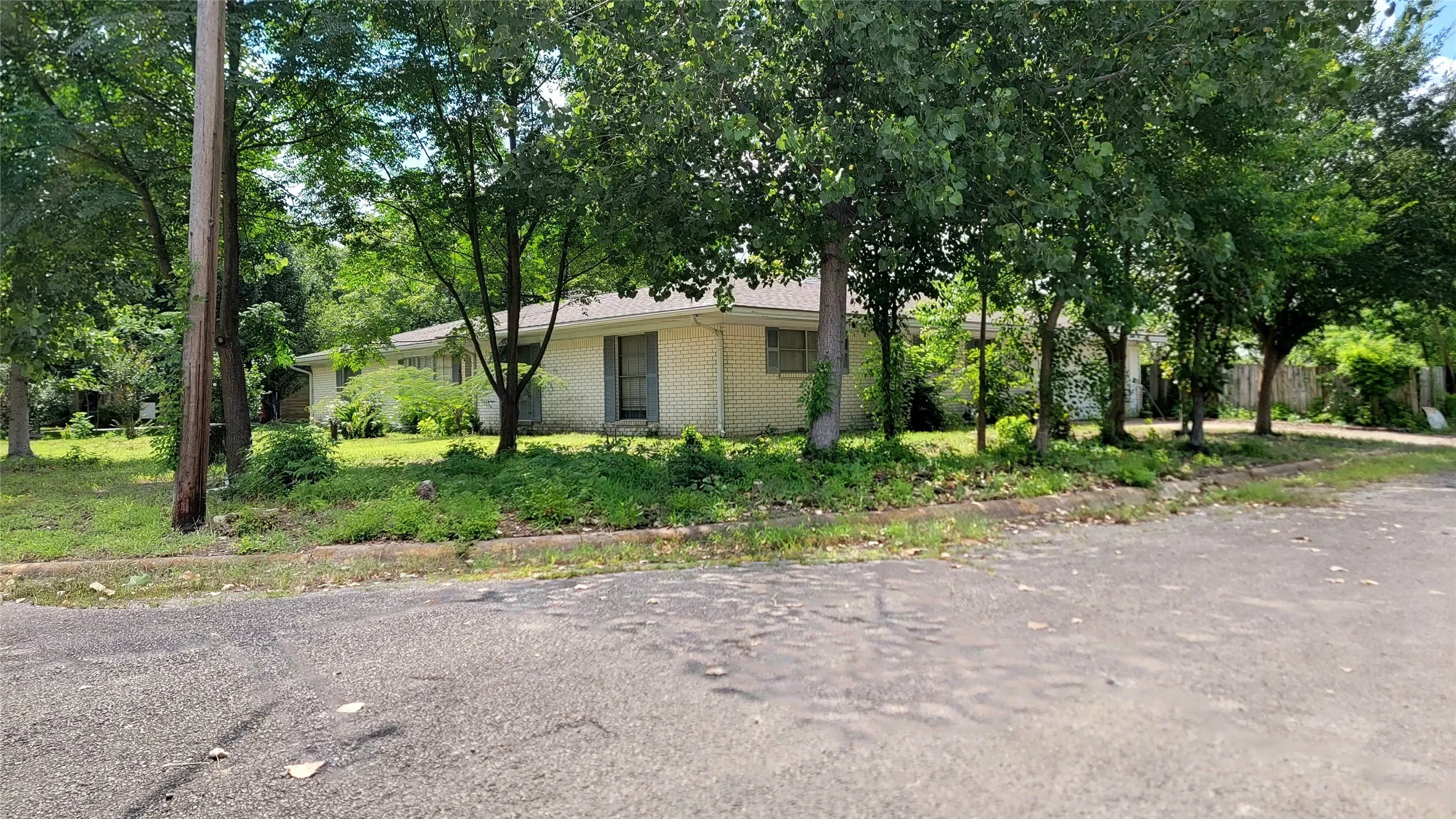 Single Family Residence For Sale in Red River (TX) County , 706 W Fourth, Clarksville, Texas 75426, 3 Bedroom, 2 Bathroom, 2 Garage spaces, 2,520 Sqft, built in 1968, mls#21321537, Real Estate Agent in Clarksville, Homes For Sale in Red River (TX) county, Homes For Sale in Clarksville, Realtor in Clarksville Texas, Real Estate Brokerage Independent Realty Texas, Luminita Cordes Realtor