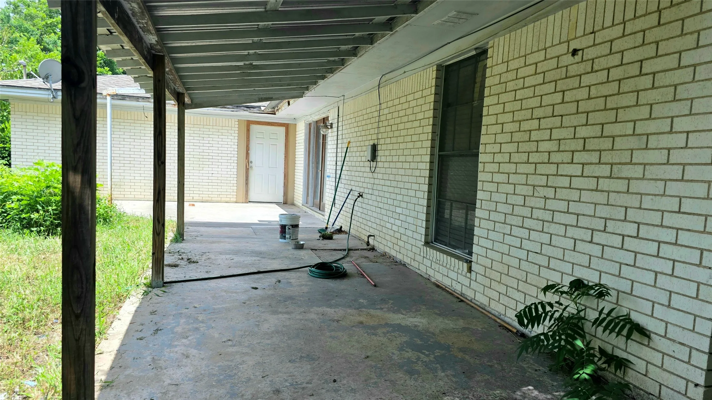 Single Family Residence For Sale in Red River (TX) County , 706 W Fourth, Clarksville, Texas 75426, 3 Bedroom, 2 Bathroom, 2 Garage spaces, 2,520 Sqft, built in 1968, mls#21321537, Real Estate Agent in Clarksville, Homes For Sale in Red River (TX) county, Homes For Sale in Clarksville, Realtor in Clarksville Texas, Real Estate Brokerage Independent Realty Texas, Luminita Cordes Realtor