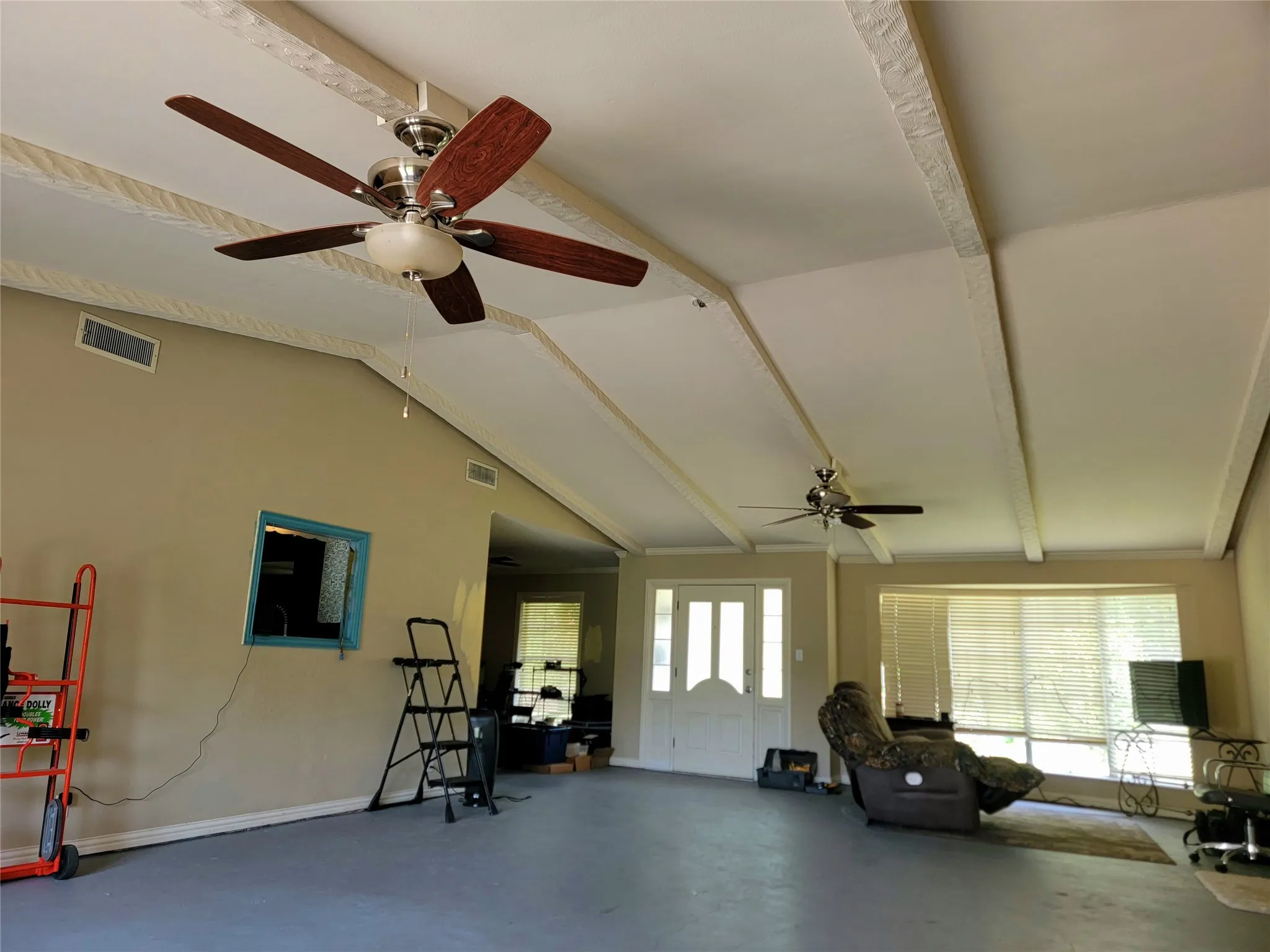 Single Family Residence For Sale in Red River (TX) County , 706 W Fourth, Clarksville, Texas 75426, 3 Bedroom, 2 Bathroom, 2 Garage spaces, 2,520 Sqft, built in 1968, mls#21321537, Real Estate Agent in Clarksville, Homes For Sale in Red River (TX) county, Homes For Sale in Clarksville, Realtor in Clarksville Texas, Real Estate Brokerage Independent Realty Texas, Luminita Cordes Realtor