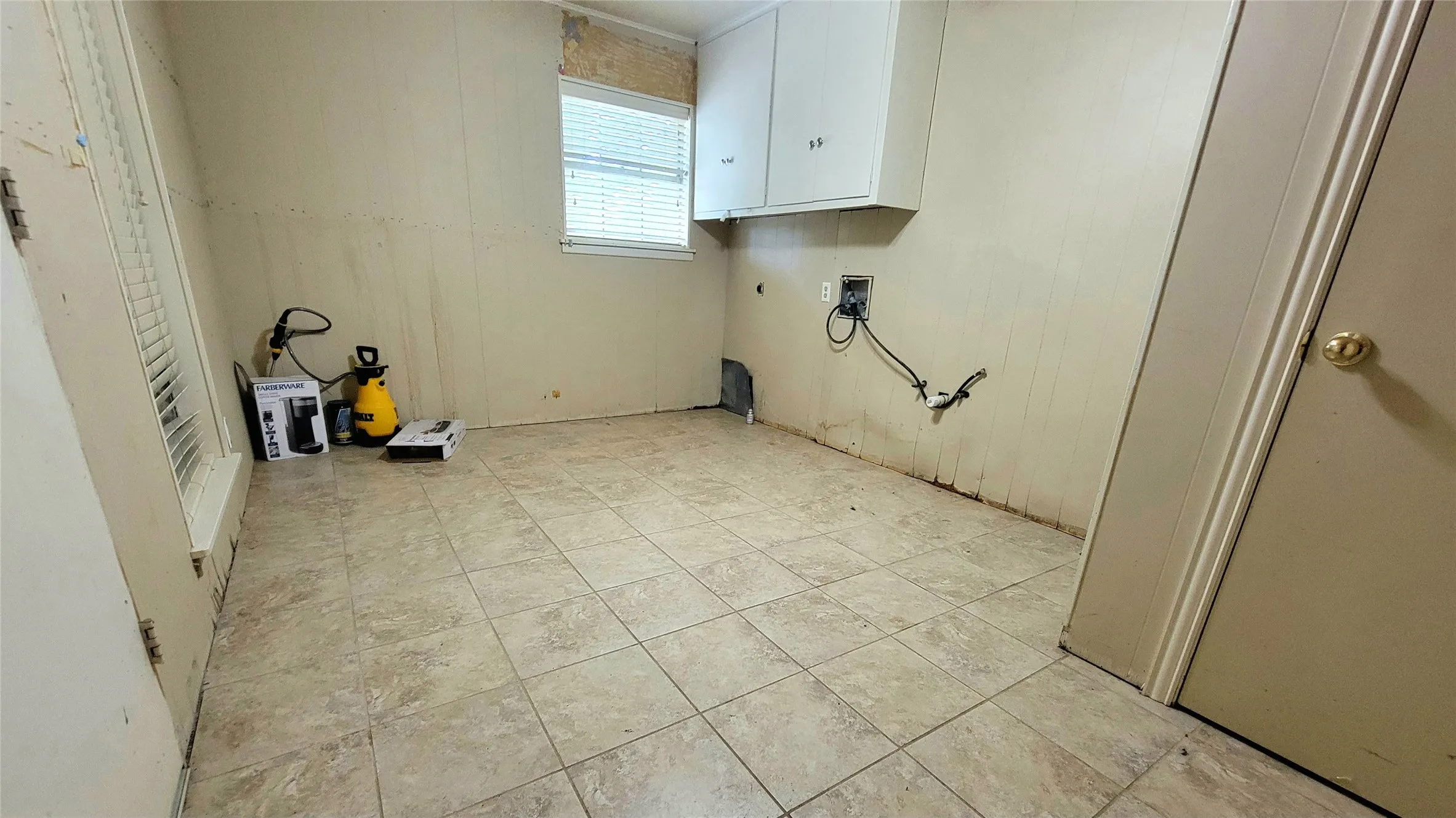 Single Family Residence For Sale in Red River (TX) County , 706 W Fourth, Clarksville, Texas 75426, 3 Bedroom, 2 Bathroom, 2 Garage spaces, 2,520 Sqft, built in 1968, mls#21321537, Real Estate Agent in Clarksville, Homes For Sale in Red River (TX) county, Homes For Sale in Clarksville, Realtor in Clarksville Texas, Real Estate Brokerage Independent Realty Texas, Luminita Cordes Realtor