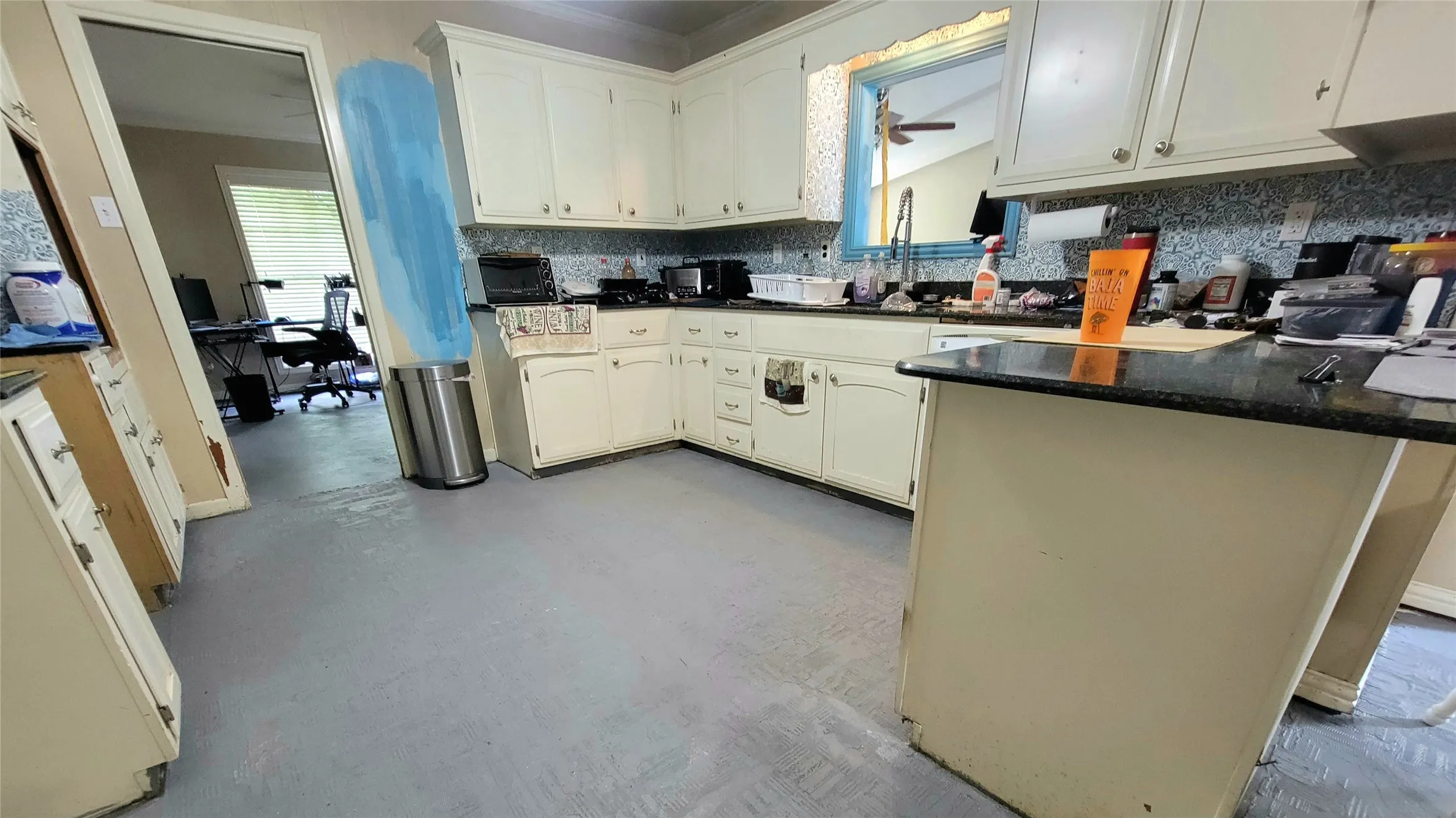 Single Family Residence For Sale in Red River (TX) County , 706 W Fourth, Clarksville, Texas 75426, 3 Bedroom, 2 Bathroom, 2 Garage spaces, 2,520 Sqft, built in 1968, mls#21321537, Real Estate Agent in Clarksville, Homes For Sale in Red River (TX) county, Homes For Sale in Clarksville, Realtor in Clarksville Texas, Real Estate Brokerage Independent Realty Texas, Luminita Cordes Realtor