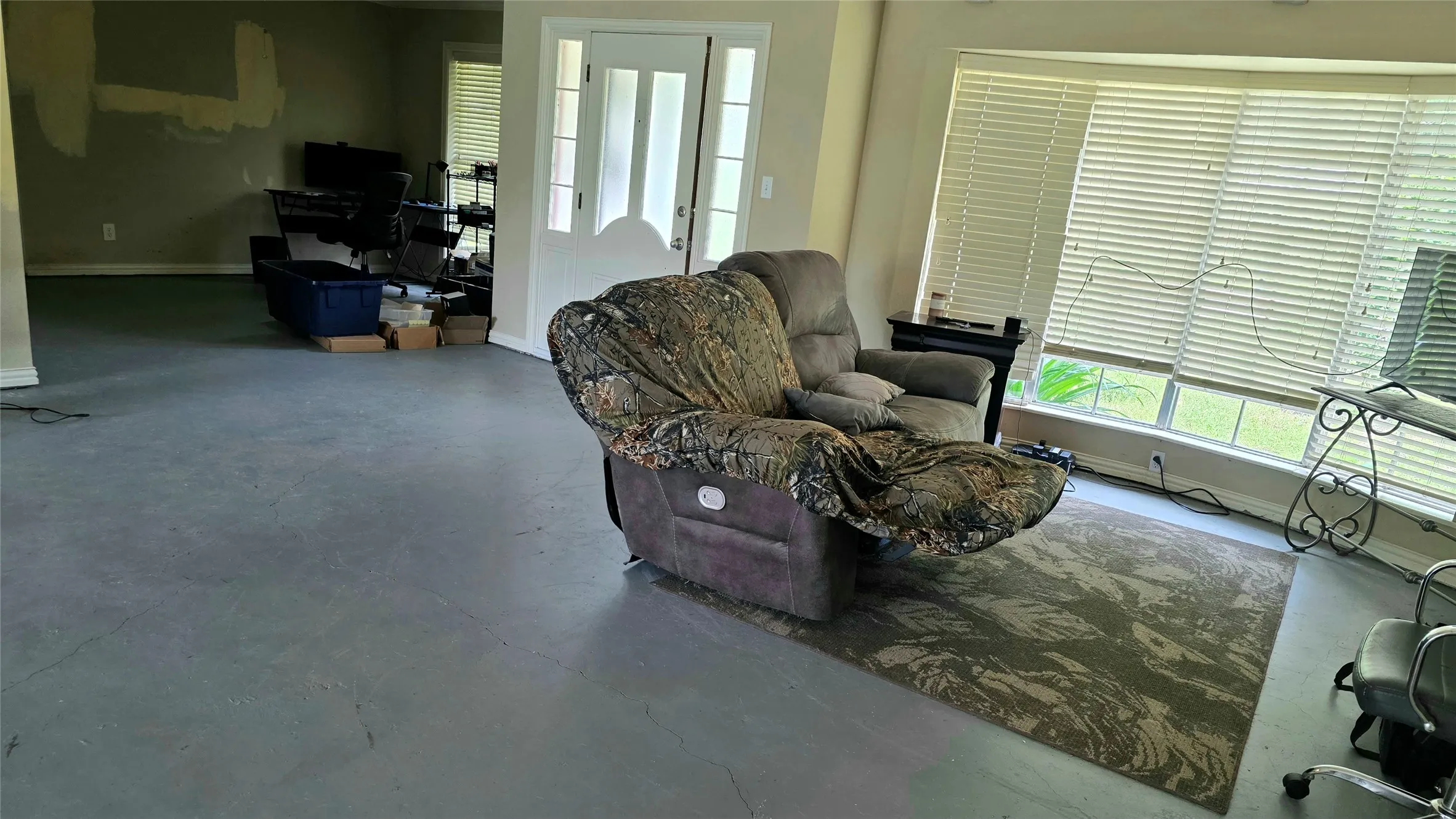 Single Family Residence For Sale in Red River (TX) County , 706 W Fourth, Clarksville, Texas 75426, 3 Bedroom, 2 Bathroom, 2 Garage spaces, 2,520 Sqft, built in 1968, mls#21321537, Real Estate Agent in Clarksville, Homes For Sale in Red River (TX) county, Homes For Sale in Clarksville, Realtor in Clarksville Texas, Real Estate Brokerage Independent Realty Texas, Luminita Cordes Realtor