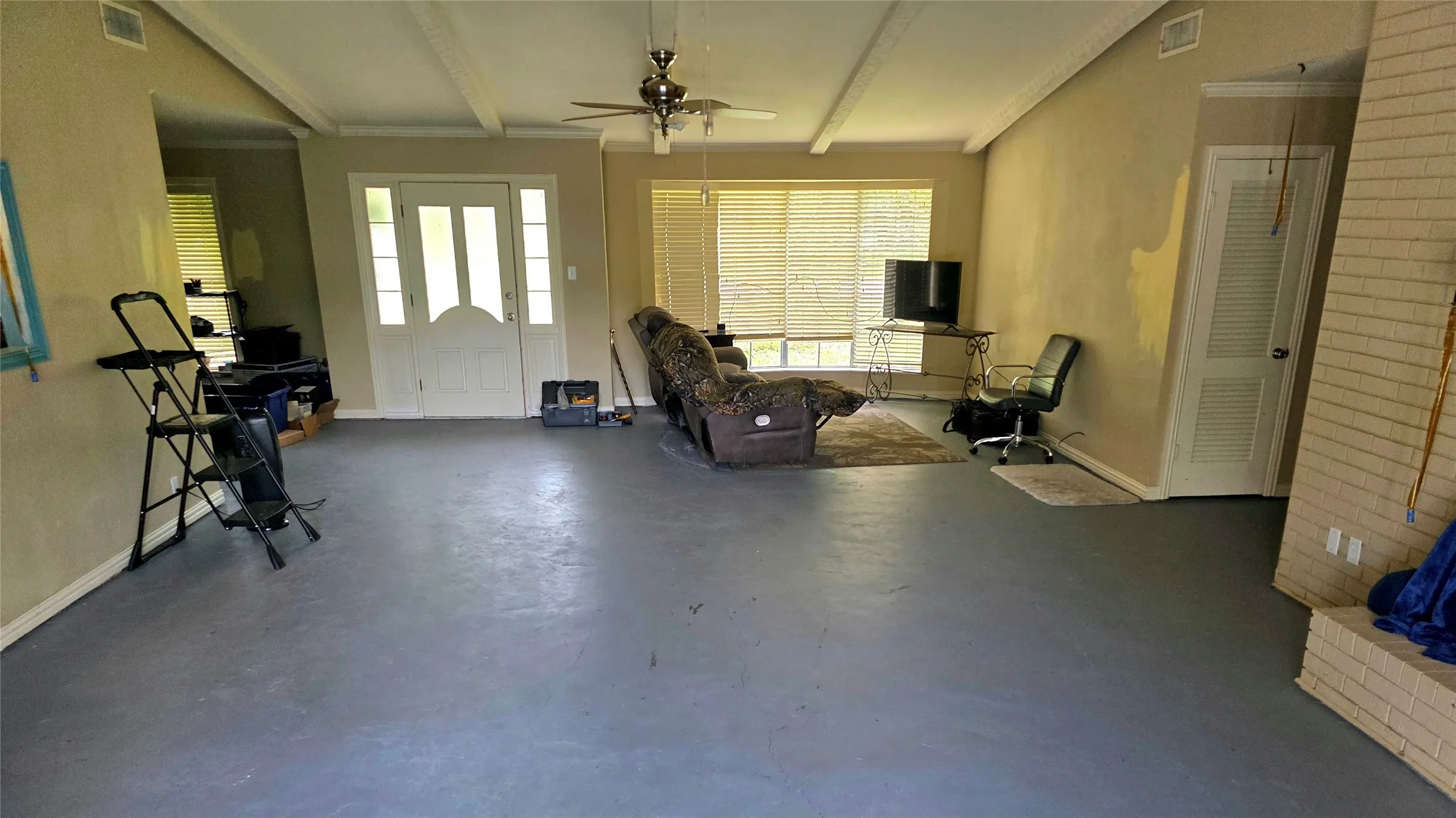 Single Family Residence For Sale in Red River (TX) County , 706 W Fourth, Clarksville, Texas 75426, 3 Bedroom, 2 Bathroom, 2 Garage spaces, 2,520 Sqft, built in 1968, mls#21321537, Real Estate Agent in Clarksville, Homes For Sale in Red River (TX) county, Homes For Sale in Clarksville, Realtor in Clarksville Texas, Real Estate Brokerage Independent Realty Texas, Luminita Cordes Realtor