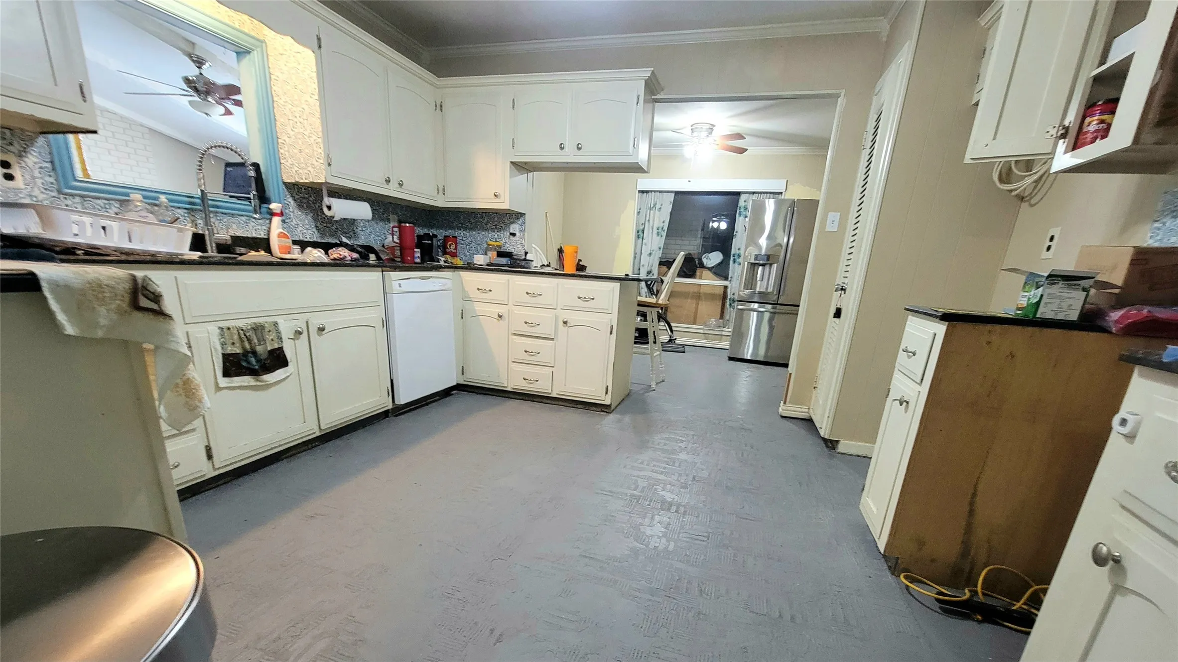 Single Family Residence For Sale in Red River (TX) County , 706 W Fourth, Clarksville, Texas 75426, 3 Bedroom, 2 Bathroom, 2 Garage spaces, 2,520 Sqft, built in 1968, mls#21321537, Real Estate Agent in Clarksville, Homes For Sale in Red River (TX) county, Homes For Sale in Clarksville, Realtor in Clarksville Texas, Real Estate Brokerage Independent Realty Texas, Luminita Cordes Realtor