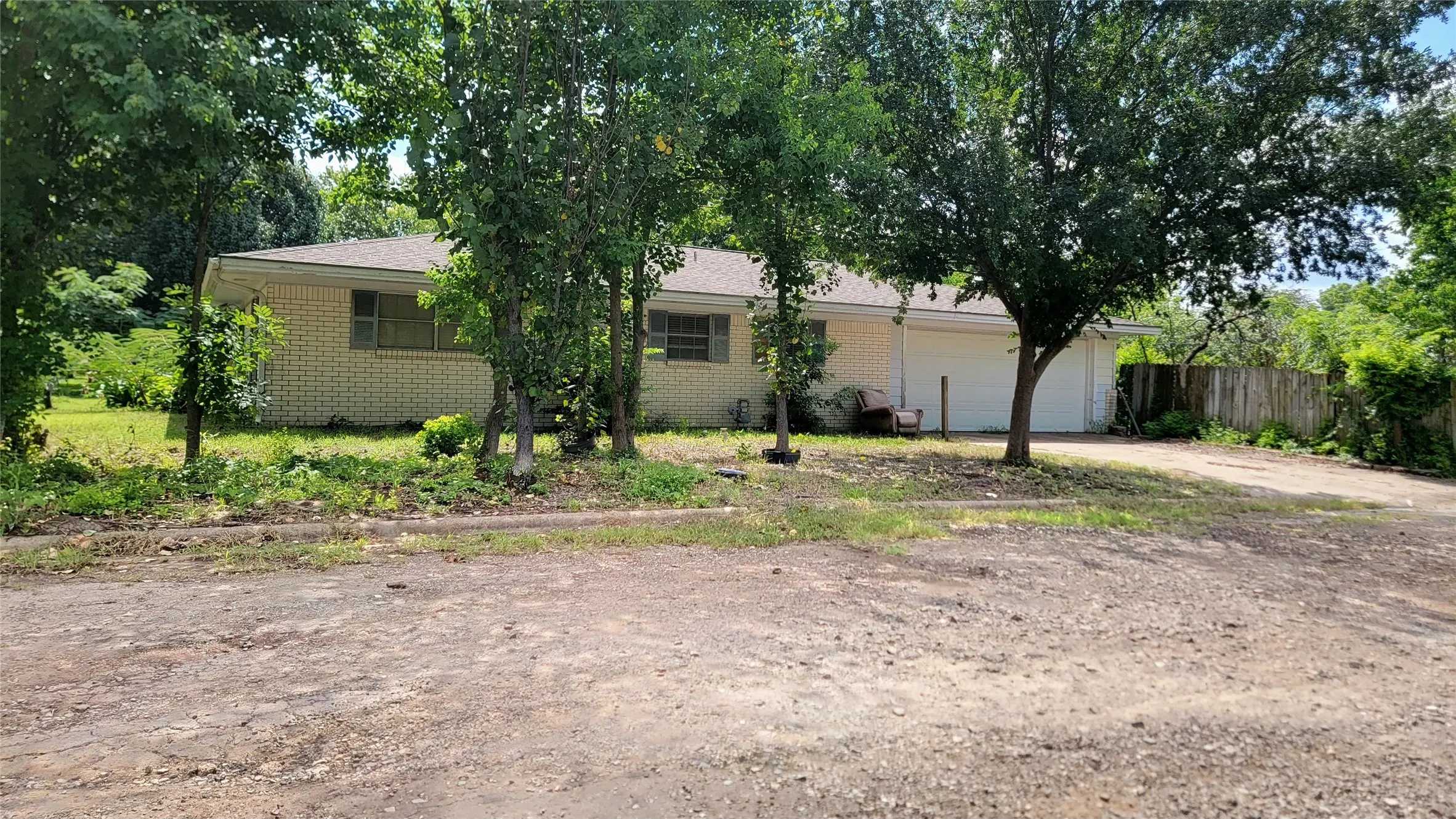 Single Family Residence For Sale in Red River (TX) County , 706 W Fourth, Clarksville, Texas 75426, 3 Bedroom, 2 Bathroom, 2 Garage spaces, 2,520 Sqft, built in 1968, mls#21321537, Real Estate Agent in Clarksville, Homes For Sale in Red River (TX) county, Homes For Sale in Clarksville, Realtor in Clarksville Texas, Real Estate Brokerage Independent Realty Texas, Luminita Cordes Realtor