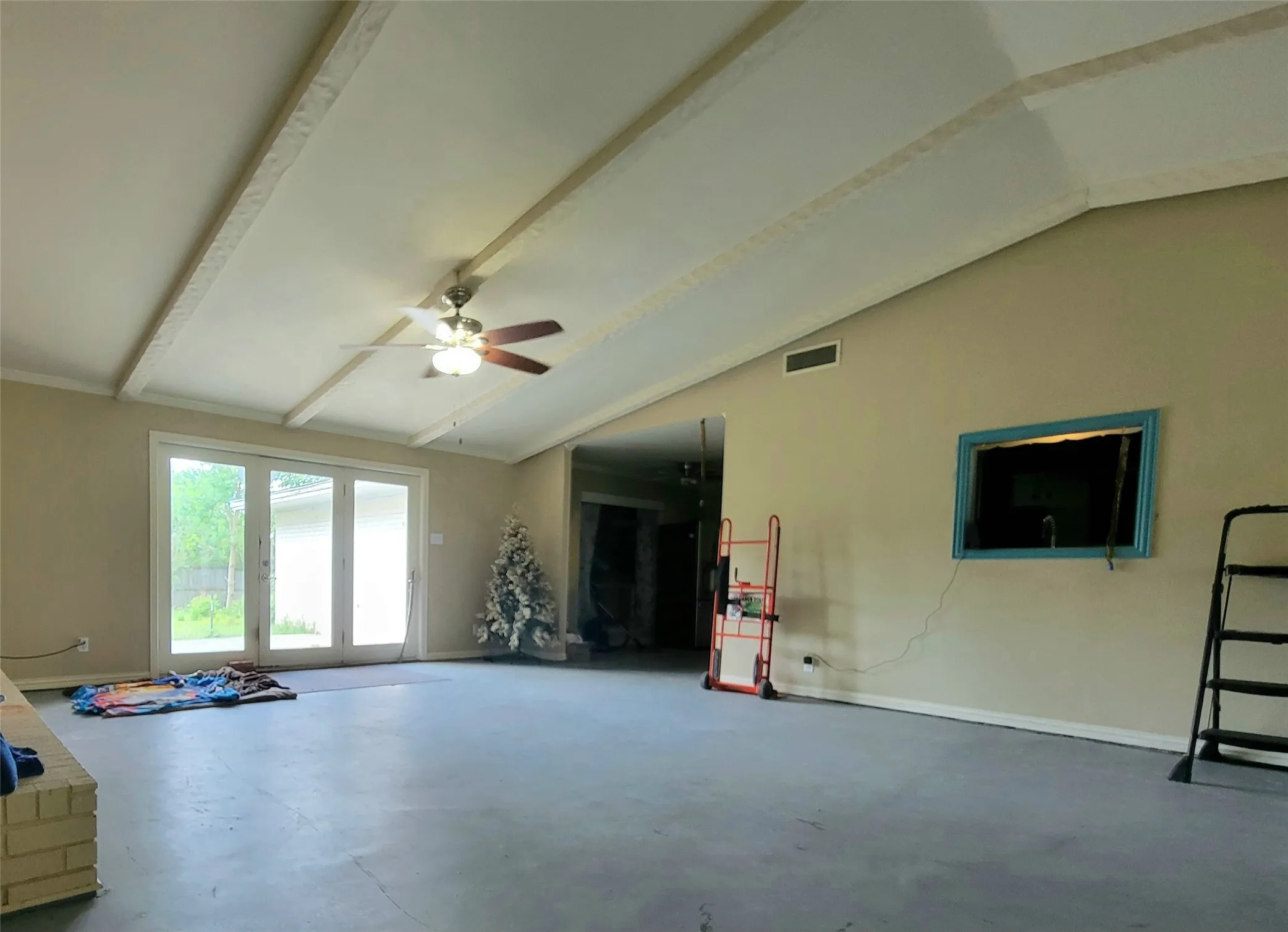 Single Family Residence For Sale in Red River (TX) County , 706 W Fourth, Clarksville, Texas 75426, 3 Bedroom, 2 Bathroom, 2 Garage spaces, 2,520 Sqft, built in 1968, mls#21321537, Real Estate Agent in Clarksville, Homes For Sale in Red River (TX) county, Homes For Sale in Clarksville, Realtor in Clarksville Texas, Real Estate Brokerage Independent Realty Texas, Luminita Cordes Realtor