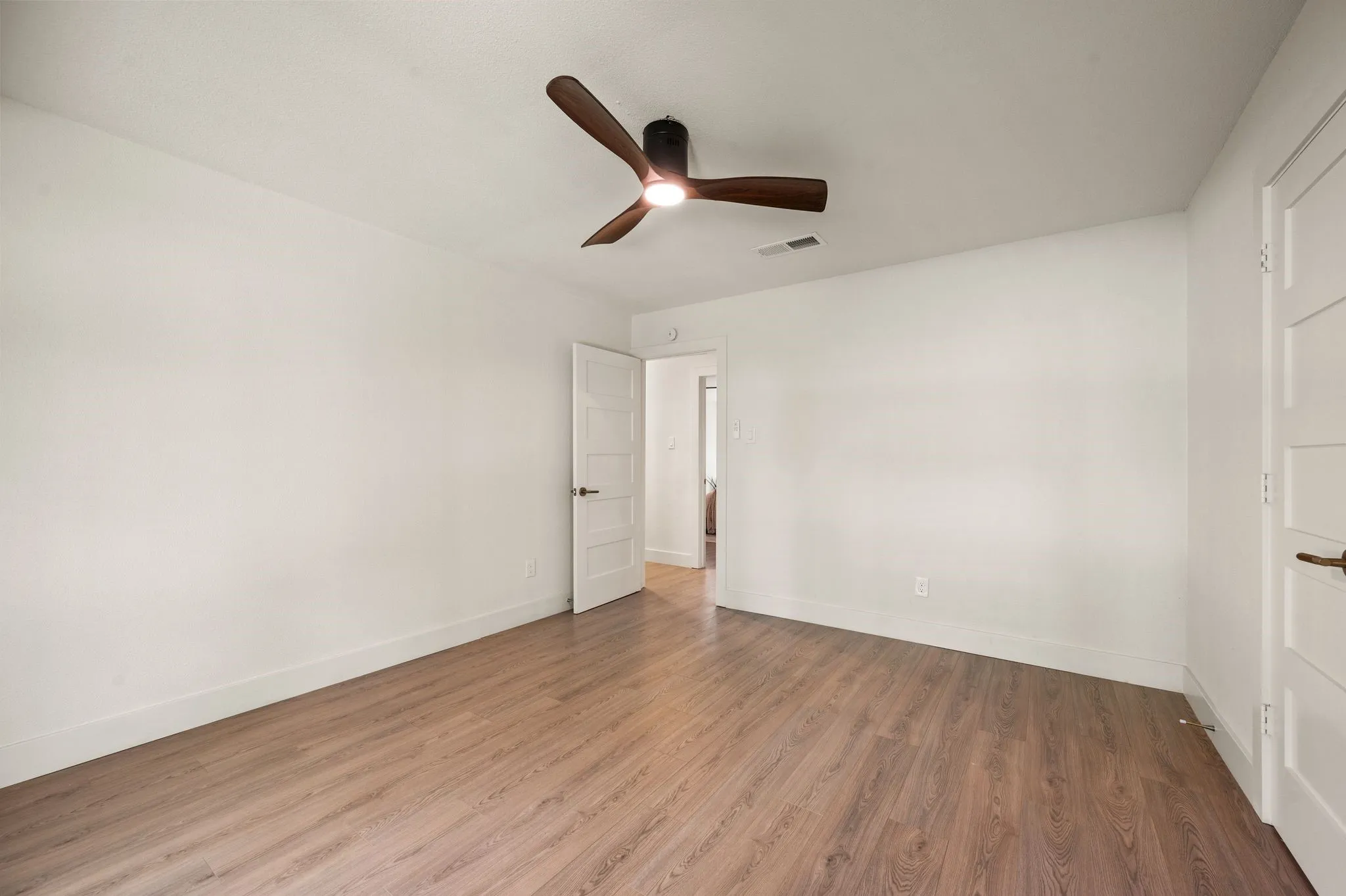 Single Family Residence For Sale in Tarrant County , 800 Tanglewood Lane, Arlington, Texas 76012, 4 Bedroom, 3 Bathroom, 2 Garage spaces, 2,228 Sqft, built in 1975, mls#21321651, Real Estate Agent in Arlington, Homes For Sale in Tarrant county, Homes For Sale in Arlington, Realtor in Arlington Texas, Real Estate Brokerage Independent Realty Texas, Luminita Cordes Realtor