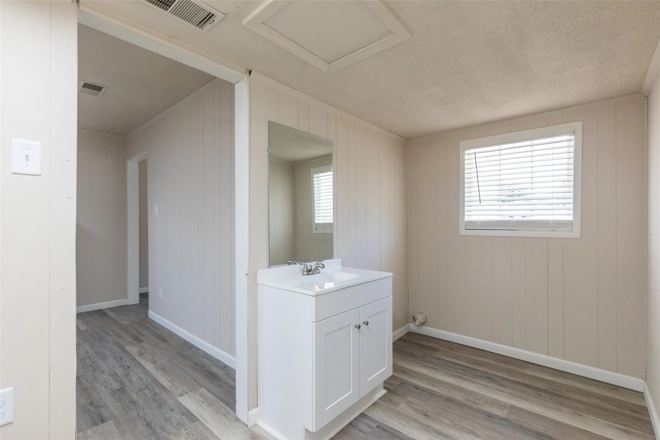 Apartment For Sale in Taylor County , 750 E North 12th Street, Abilene, Texas 79601, 5 Bedroom, 3 Bathroom, Garage spaces, 2,307 Sqft, built in 1950, mls#21320676, Real Estate Agent in Abilene, Homes For Sale in Taylor county, Homes For Sale in Abilene, Realtor in Abilene Texas, Real Estate Brokerage Independent Realty Texas, Luminita Cordes Realtor