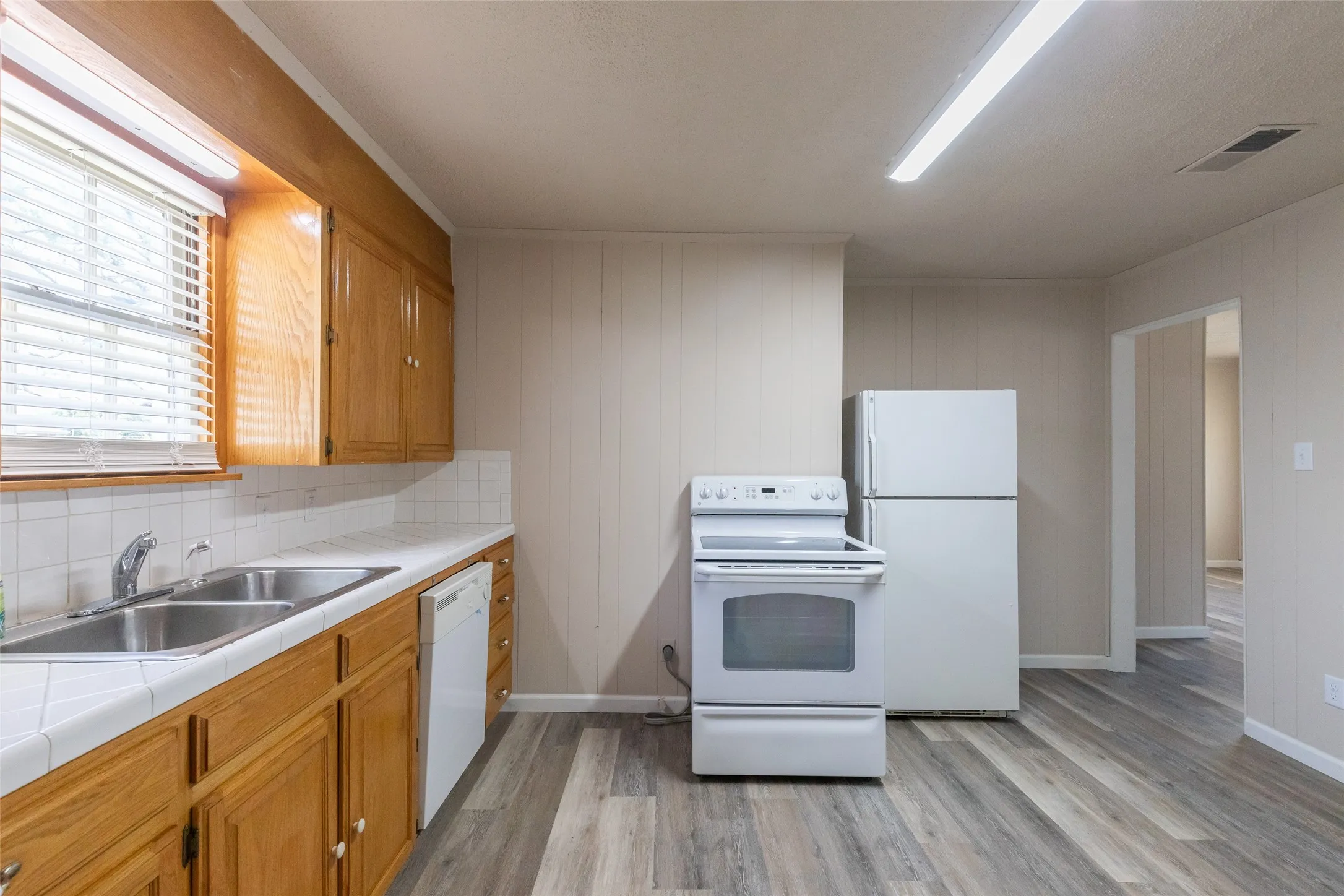 full kitchen with dishwasher, range and refrigerator
