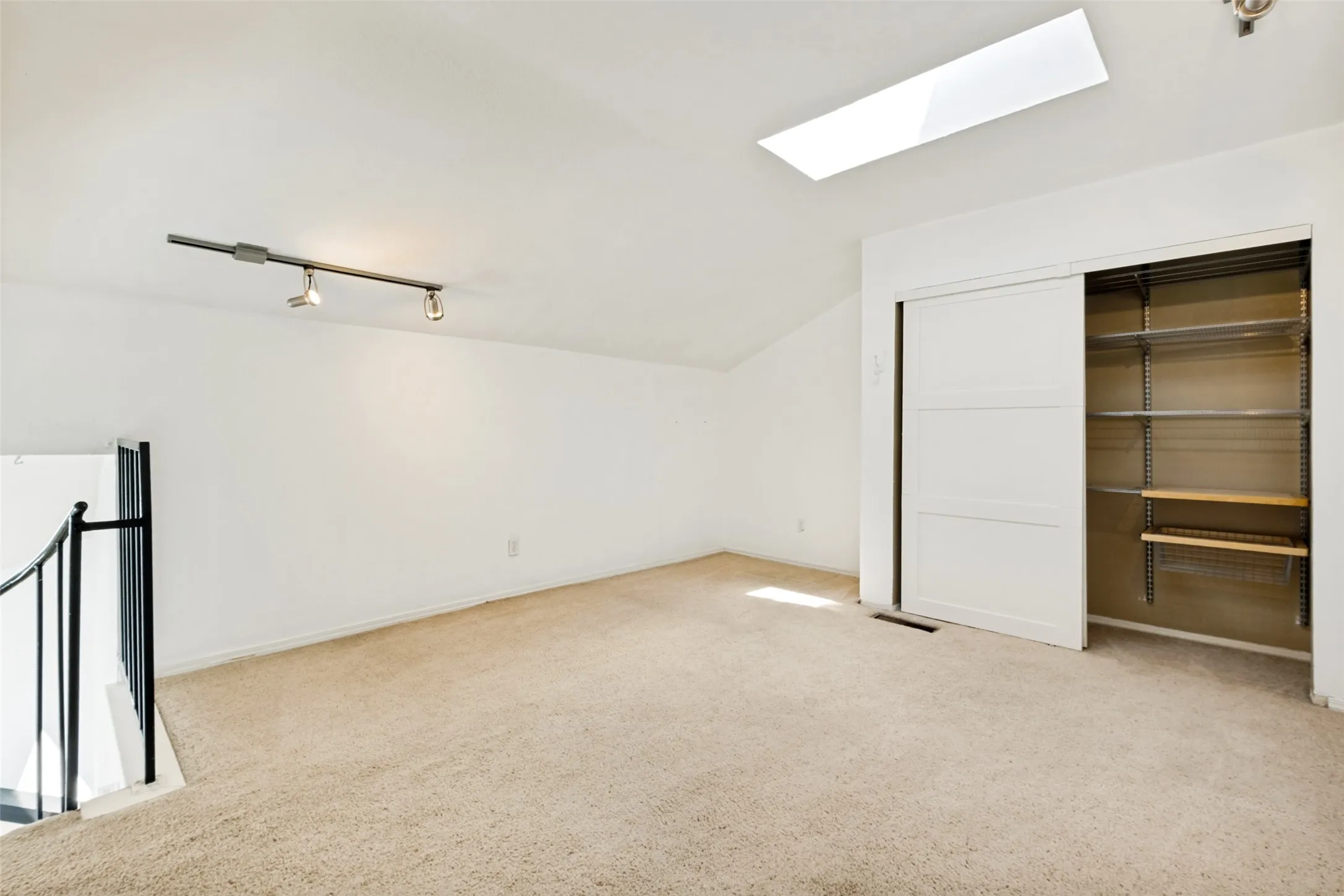 Condominium For Sale in Dallas County , 7151 Gaston Avenue 902, Dallas, Texas 75214, 2 Bedroom, 1 Bathroom, 1 Garage spaces, 921 Sqft, built in 1983, mls#21320504, Real Estate Agent in Dallas, Homes For Sale in Dallas county, Homes For Sale in Dallas, Realtor in Dallas Texas, Real Estate Brokerage Independent Realty Texas, Luminita Cordes Realtor