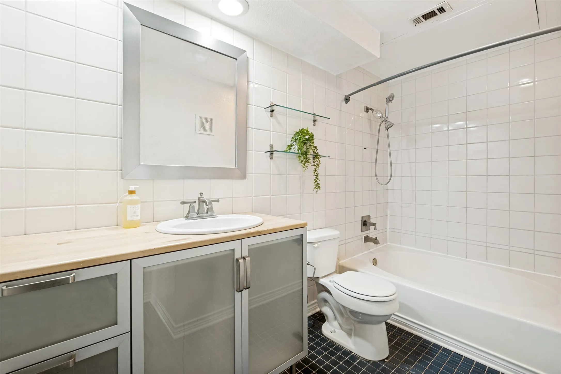 Condominium For Sale in Dallas County , 7151 Gaston Avenue 902, Dallas, Texas 75214, 2 Bedroom, 1 Bathroom, 1 Garage spaces, 921 Sqft, built in 1983, mls#21320504, Real Estate Agent in Dallas, Homes For Sale in Dallas county, Homes For Sale in Dallas, Realtor in Dallas Texas, Real Estate Brokerage Independent Realty Texas, Luminita Cordes Realtor