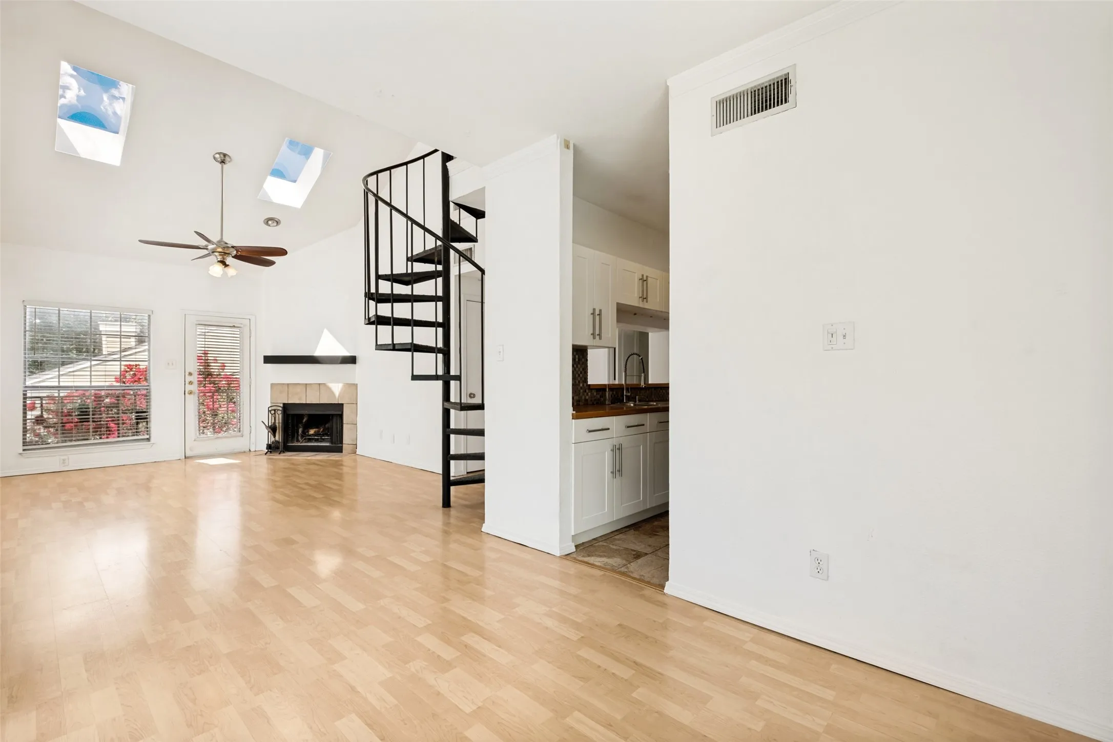Condominium For Sale in Dallas County , 7151 Gaston Avenue 902, Dallas, Texas 75214, 2 Bedroom, 1 Bathroom, 1 Garage spaces, 921 Sqft, built in 1983, mls#21320504, Real Estate Agent in Dallas, Homes For Sale in Dallas county, Homes For Sale in Dallas, Realtor in Dallas Texas, Real Estate Brokerage Independent Realty Texas, Luminita Cordes Realtor