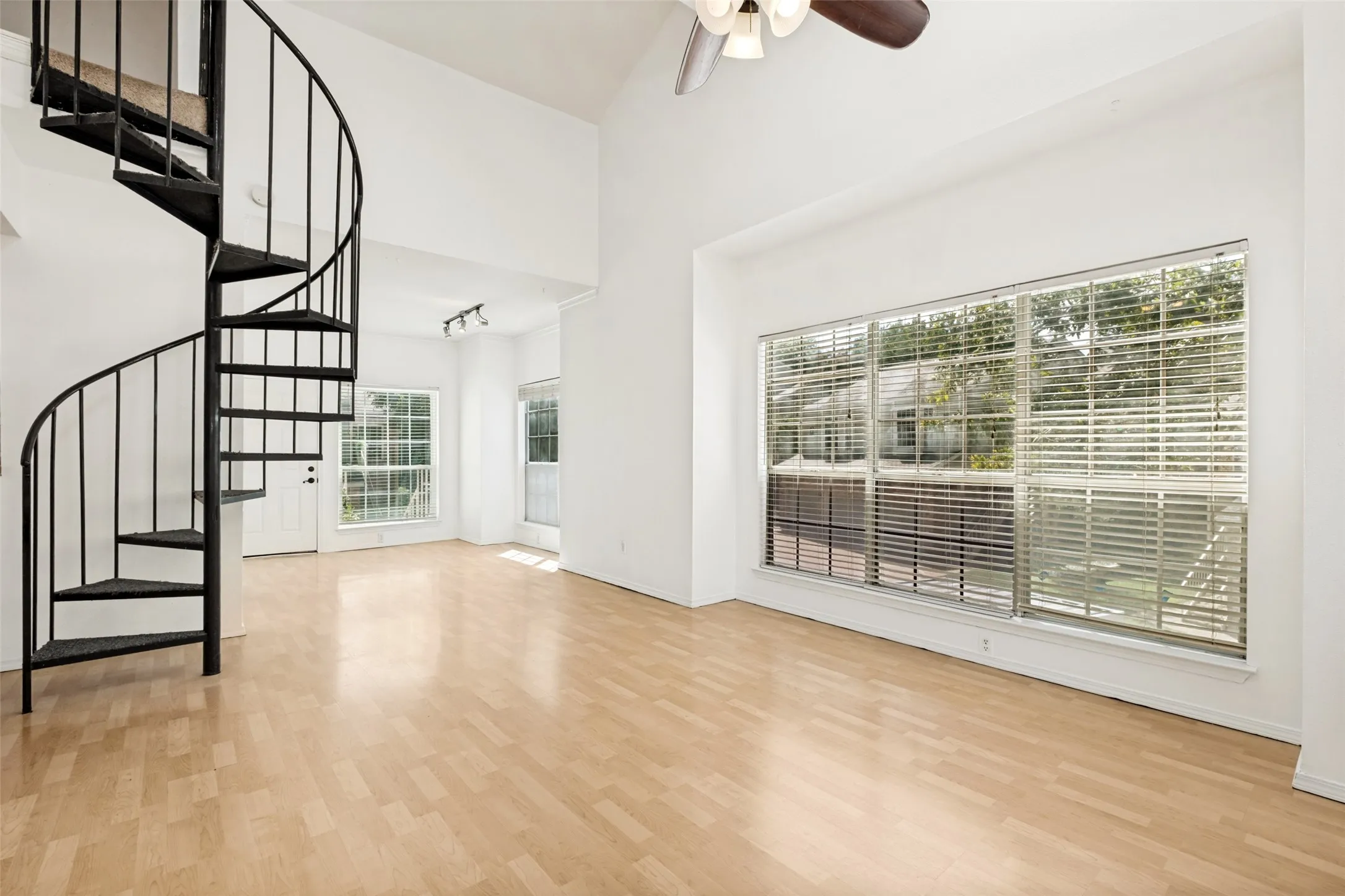 Condominium For Sale in Dallas County , 7151 Gaston Avenue 902, Dallas, Texas 75214, 2 Bedroom, 1 Bathroom, 1 Garage spaces, 921 Sqft, built in 1983, mls#21320504, Real Estate Agent in Dallas, Homes For Sale in Dallas county, Homes For Sale in Dallas, Realtor in Dallas Texas, Real Estate Brokerage Independent Realty Texas, Luminita Cordes Realtor