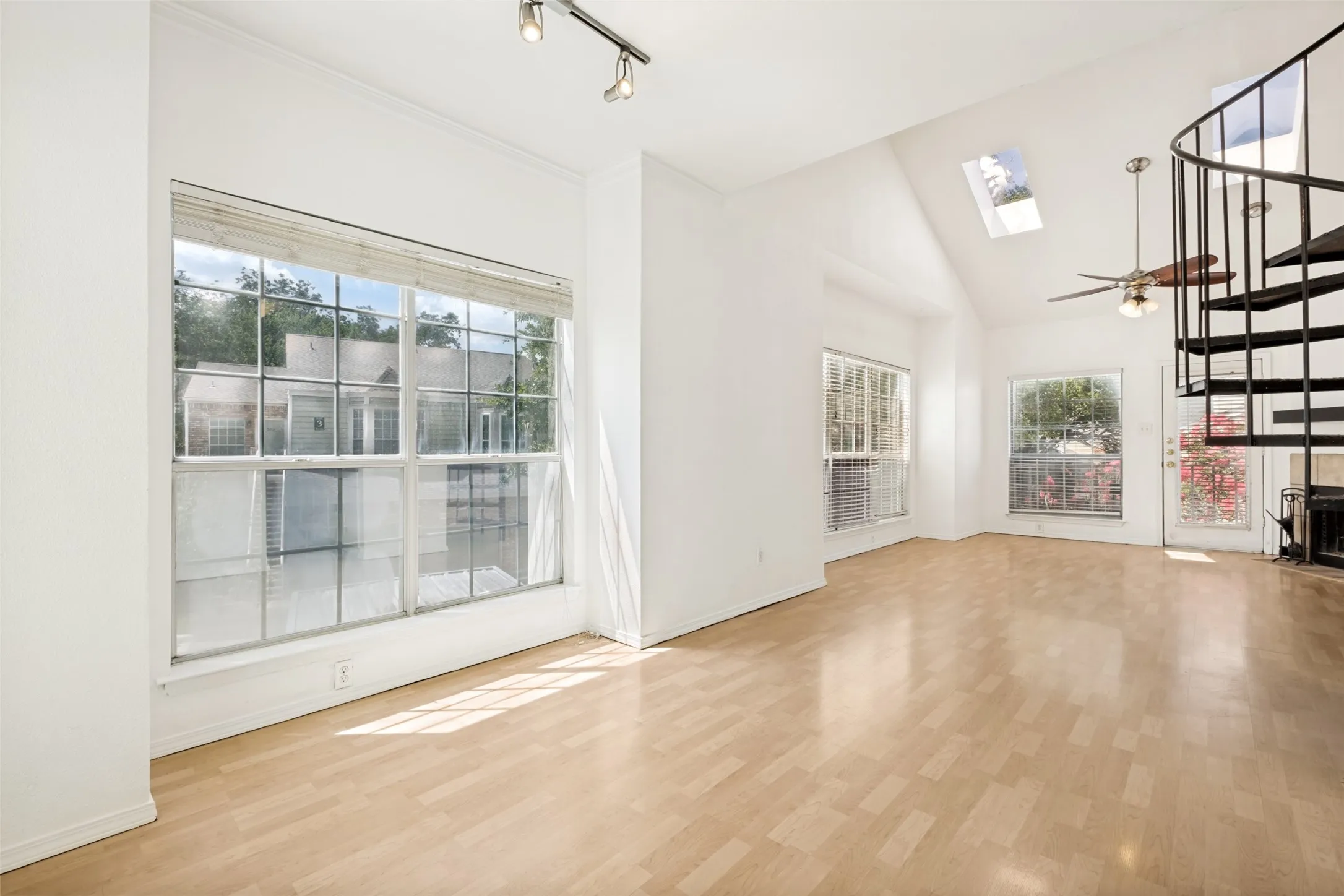 Condominium For Sale in Dallas County , 7151 Gaston Avenue 902, Dallas, Texas 75214, 2 Bedroom, 1 Bathroom, 1 Garage spaces, 921 Sqft, built in 1983, mls#21320504, Real Estate Agent in Dallas, Homes For Sale in Dallas county, Homes For Sale in Dallas, Realtor in Dallas Texas, Real Estate Brokerage Independent Realty Texas, Luminita Cordes Realtor