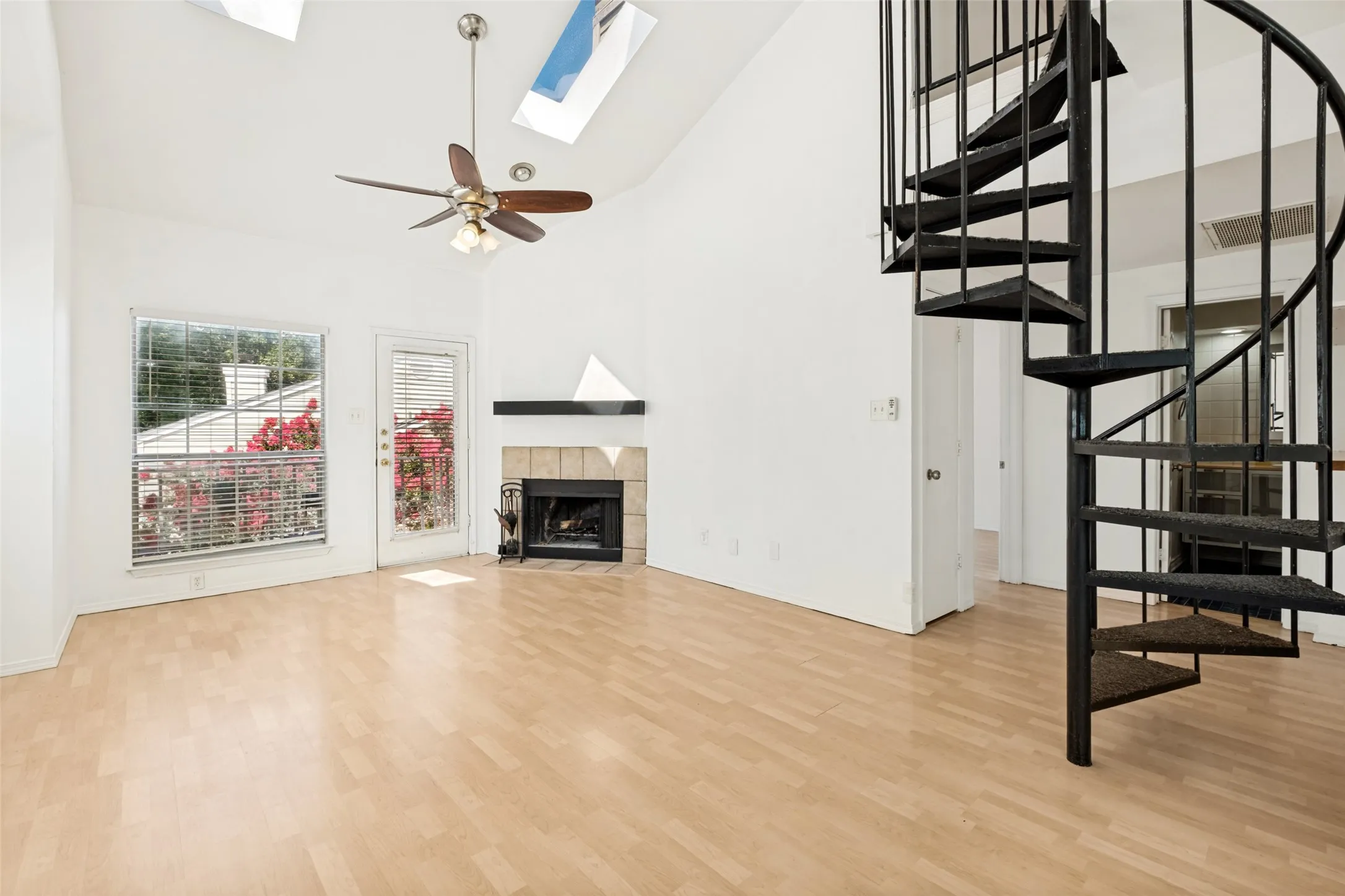 Condominium For Sale in Dallas County , 7151 Gaston Avenue 902, Dallas, Texas 75214, 2 Bedroom, 1 Bathroom, 1 Garage spaces, 921 Sqft, built in 1983, mls#21320504, Real Estate Agent in Dallas, Homes For Sale in Dallas county, Homes For Sale in Dallas, Realtor in Dallas Texas, Real Estate Brokerage Independent Realty Texas, Luminita Cordes Realtor