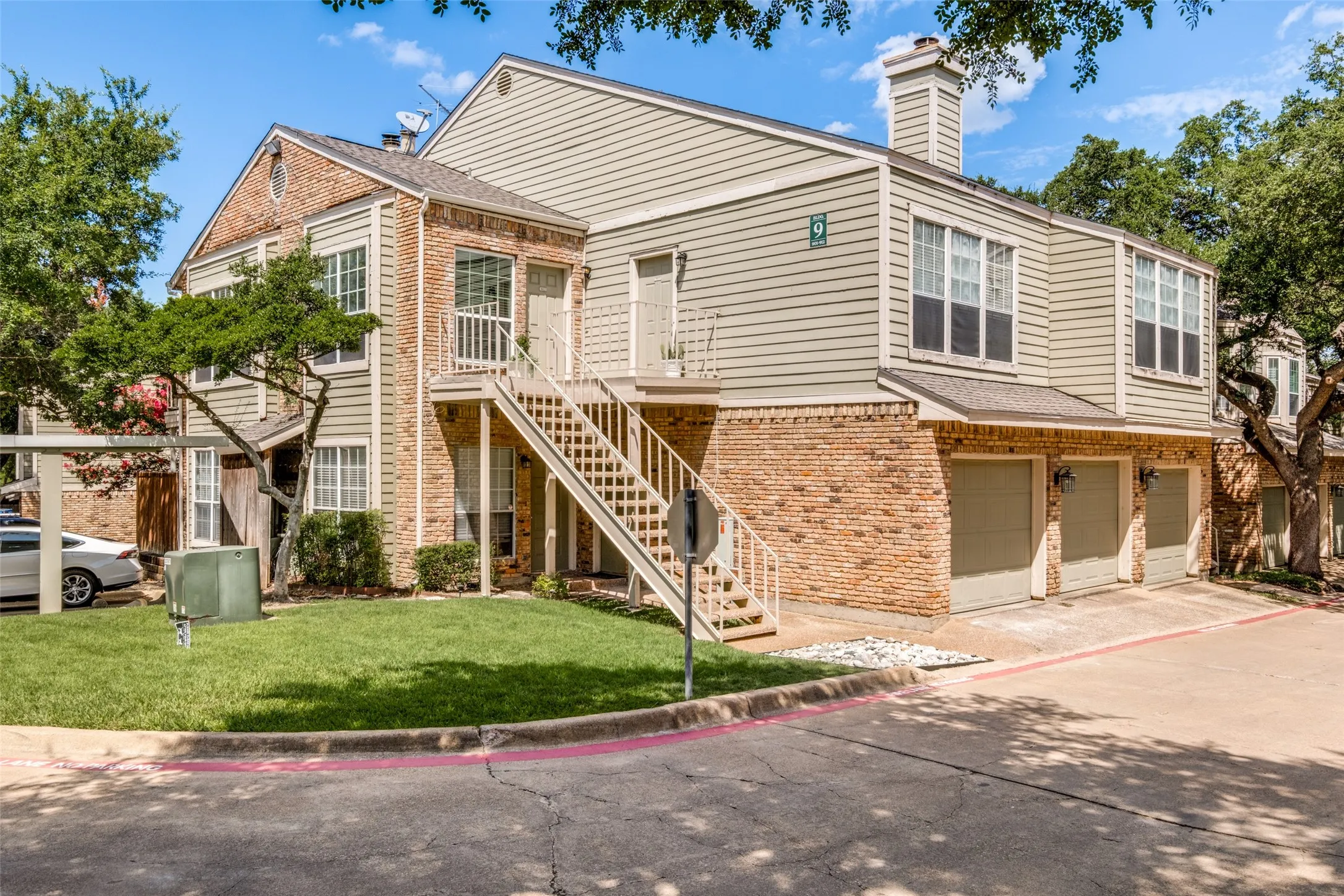 Condominium For Sale in Dallas County , 7151 Gaston Avenue 902, Dallas, Texas 75214, 2 Bedroom, 1 Bathroom, 1 Garage spaces, 921 Sqft, built in 1983, mls#21320504, Real Estate Agent in Dallas, Homes For Sale in Dallas county, Homes For Sale in Dallas, Realtor in Dallas Texas, Real Estate Brokerage Independent Realty Texas, Luminita Cordes Realtor