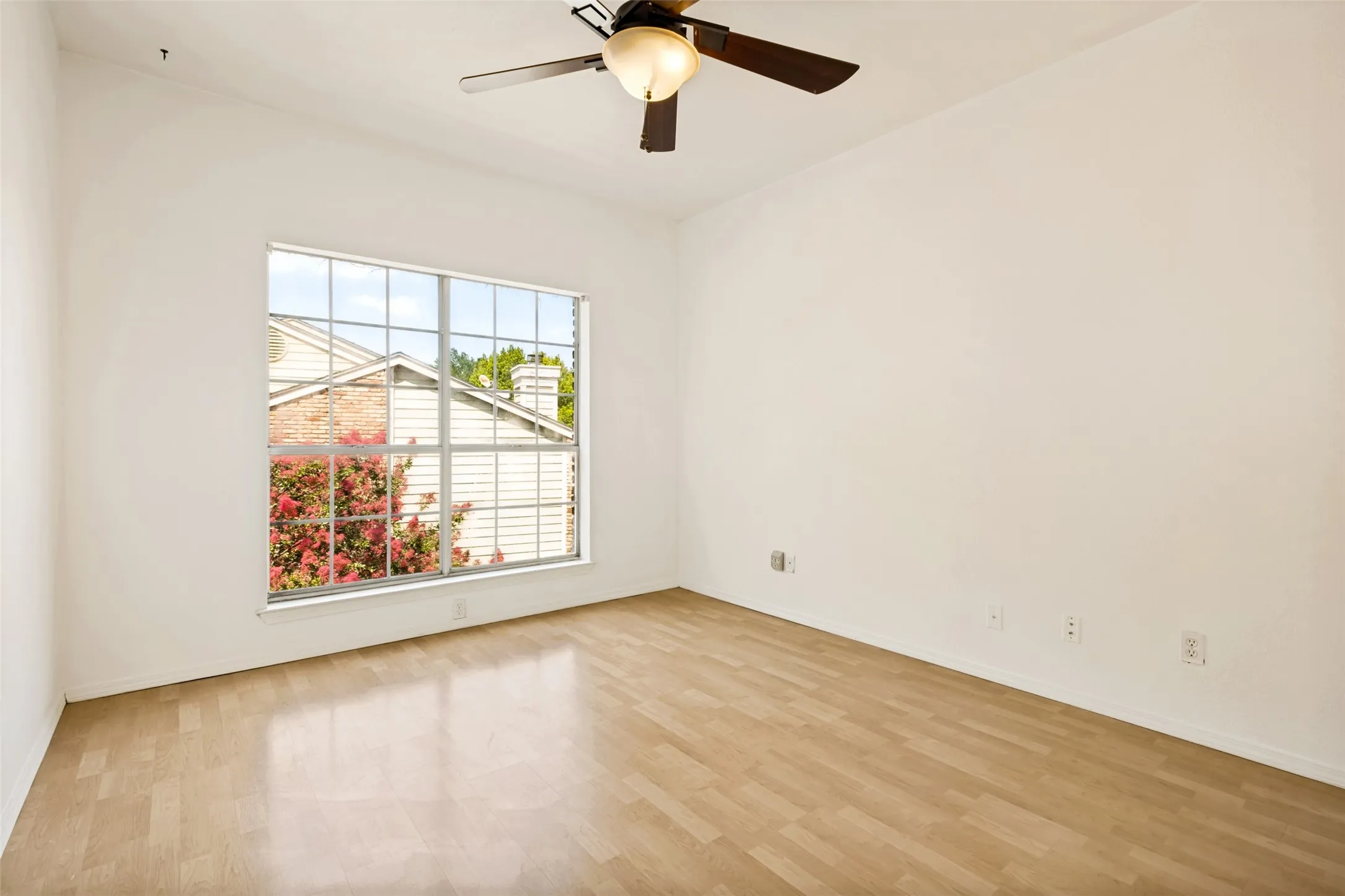 Condominium For Sale in Dallas County , 7151 Gaston Avenue 902, Dallas, Texas 75214, 2 Bedroom, 1 Bathroom, 1 Garage spaces, 921 Sqft, built in 1983, mls#21320504, Real Estate Agent in Dallas, Homes For Sale in Dallas county, Homes For Sale in Dallas, Realtor in Dallas Texas, Real Estate Brokerage Independent Realty Texas, Luminita Cordes Realtor
