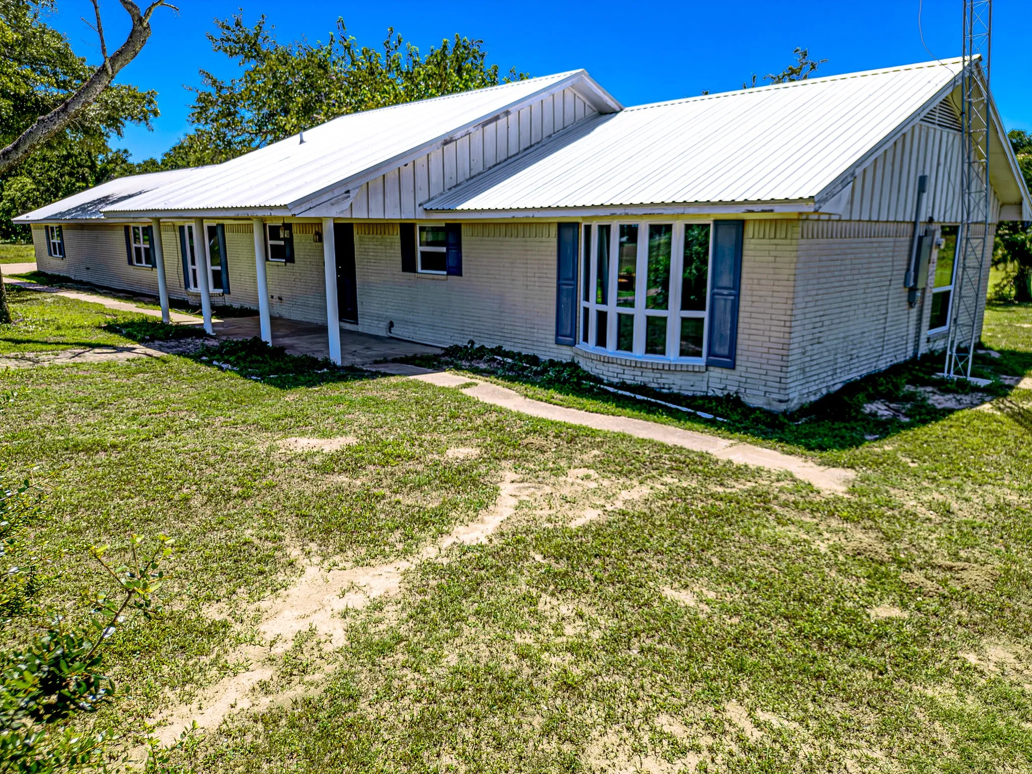 Single Family Residence For Sale in Van Zandt County , 800 Vz County Road 4105, Canton, Texas 75103, 3 Bedrooms, 2 Bathrooms, 2 Garage spaces, 2,418 Sqft, built in 1973, Price $575,000, mls#21321635, Real Estate Agent in Canton, Homes For Sale in Van Zandt county, Homes For Sale in Canton, Realtor in Canton Texas, Real Estate Brokerage Independent Realty Texas, Luminita Cordes Realtor