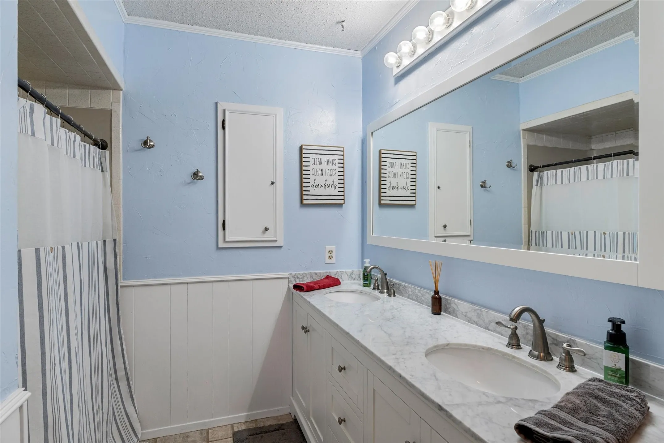 Single Family Residence For Sale in Van Zandt County , 800 Vz County Road 4105, Canton, Texas 75103, 3 Bedrooms, 2 Bathrooms, 2 Garage spaces, 2,418 Sqft, built in 1973, Price $575,000, mls#21321635, Real Estate Agent in Canton, Homes For Sale in Van Zandt county, Homes For Sale in Canton, Realtor in Canton Texas, Real Estate Brokerage Independent Realty Texas, Luminita Cordes Realtor