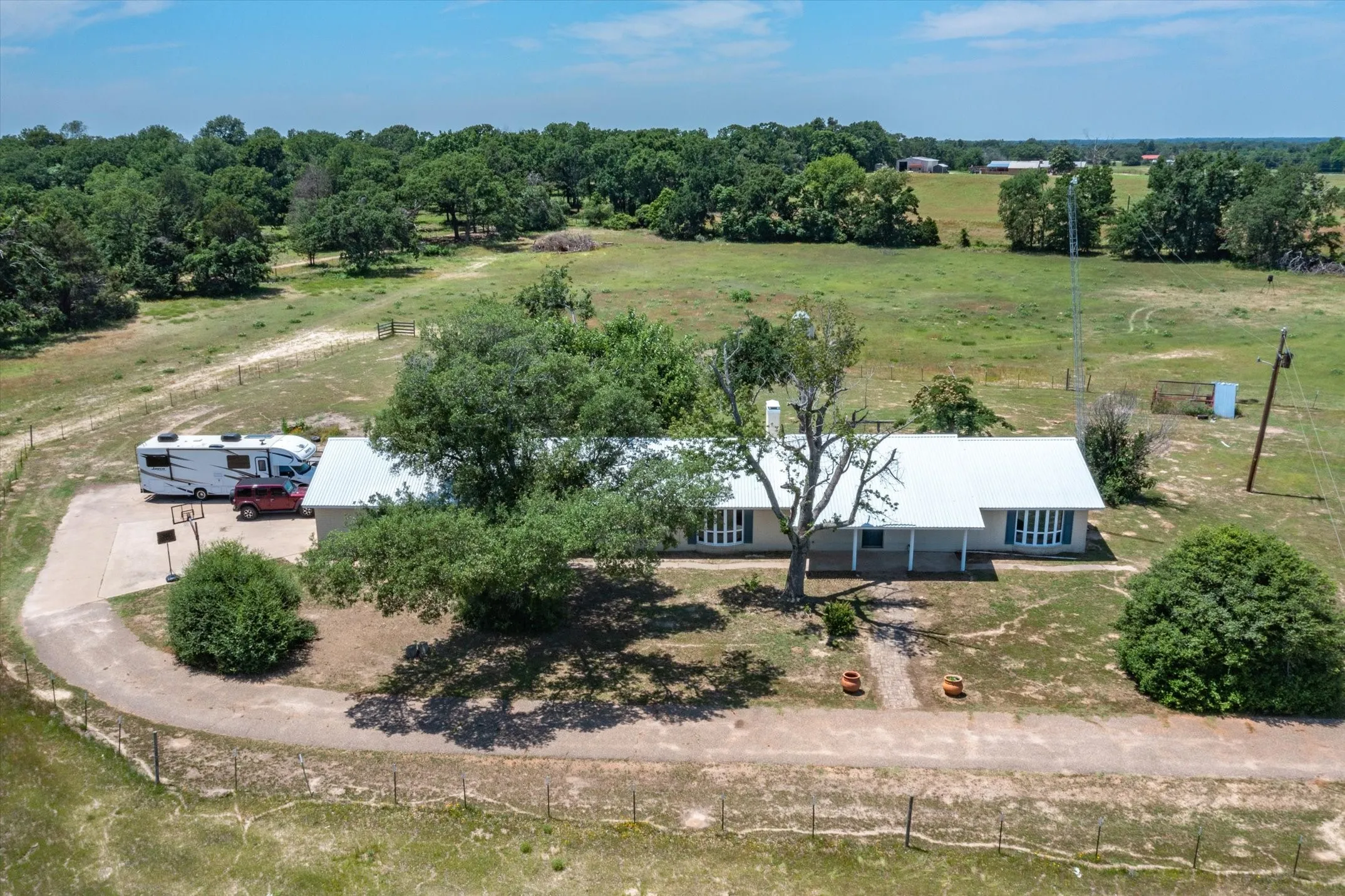 Single Family Residence For Sale in Van Zandt County , 800 Vz County Road 4105, Canton, Texas 75103, 3 Bedrooms, 2 Bathrooms, 2 Garage spaces, 2,418 Sqft, built in 1973, Price $575,000, mls#21321635, Real Estate Agent in Canton, Homes For Sale in Van Zandt county, Homes For Sale in Canton, Realtor in Canton Texas, Real Estate Brokerage Independent Realty Texas, Luminita Cordes Realtor