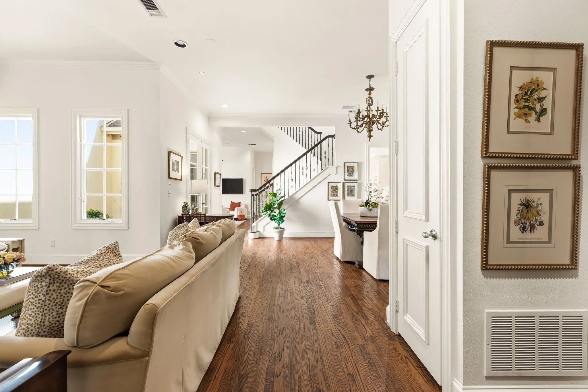 Townhouse For Sale in Dallas County , 4608 Gilbert Avenue, Dallas, Texas 75219, 3 Bedroom, 4 Bathroom, 2 Garage spaces, 3,225 Sqft, built in 2001, mls#21321668, Real Estate Agent in Dallas, Homes For Sale in Dallas county, Homes For Sale in Dallas, Realtor in Dallas Texas, Real Estate Brokerage Independent Realty Texas, Luminita Cordes Realtor